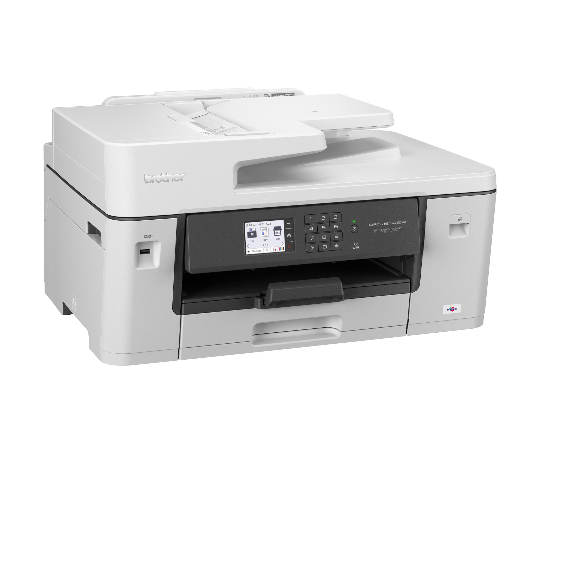 Biała drukarka z górnym skanerem, wyświetlaczem i podajnikiem papieru. Drukarka stoi na białej powierzchni.