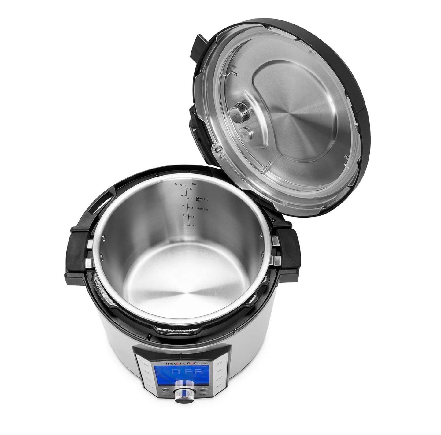 Instant Pot in acciaio inox aperto. Coperchio aperto. Segni di misurazione all'interno.