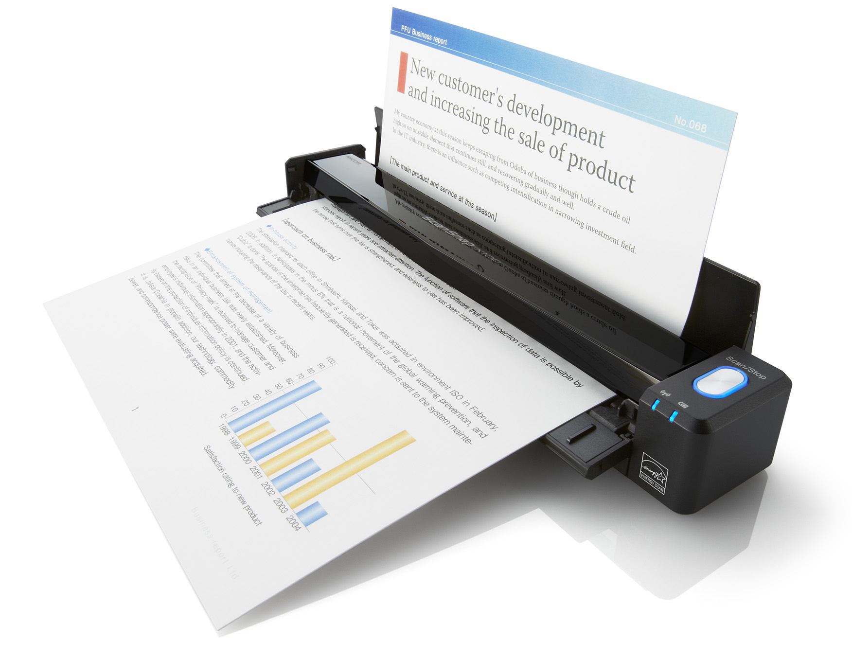 Ein Dokumentenscanner scannt zwei Dokumente. Die Dokumente zeigen Diagramme, Grafiken und Text.
