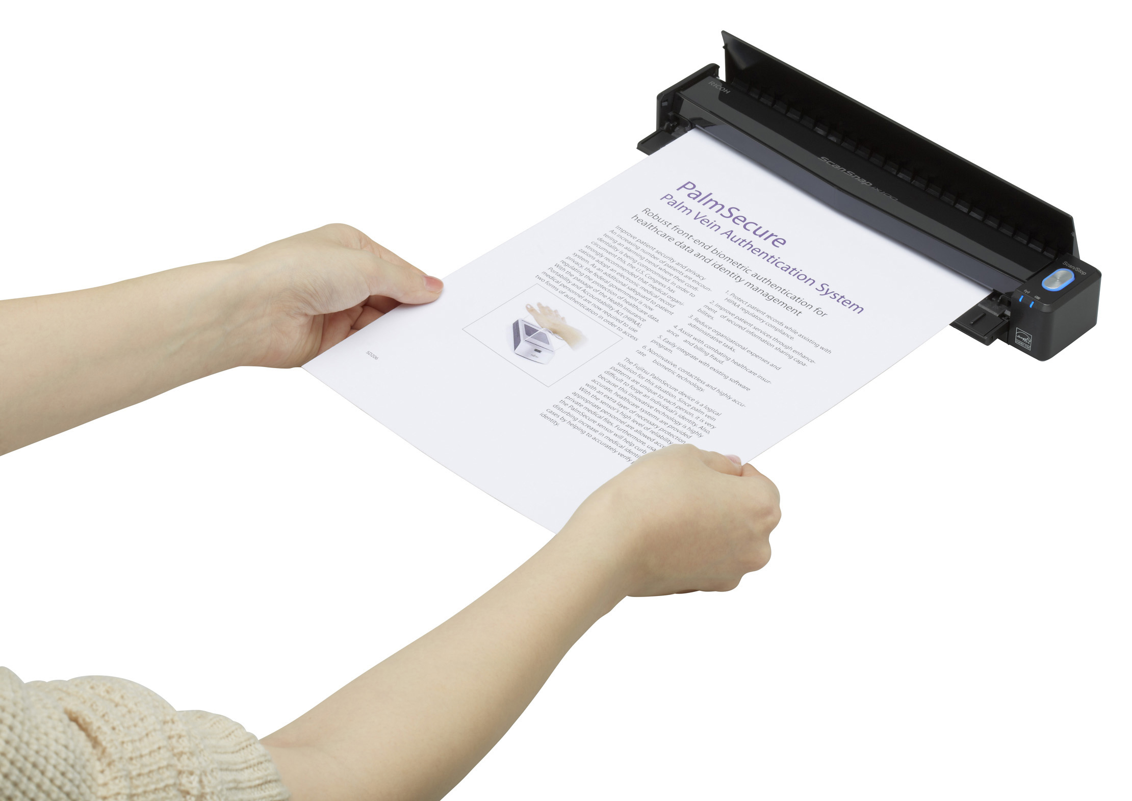Hände, die ein Dokument in einen Scanner einführen. Das Dokument ist ein PalmSecure-Palm-Vein-Authentifizierungspapier.