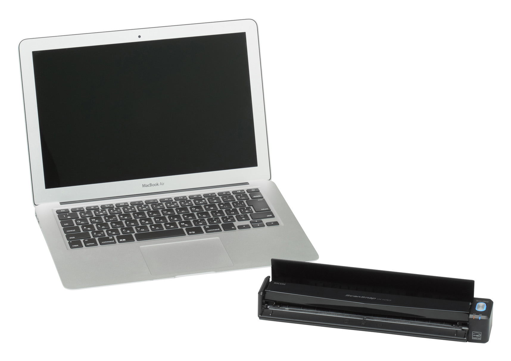 Ein Laptop und ein schwarzer Scanner stehen auf einer weißen Oberfläche vor weißem Hintergrund.
