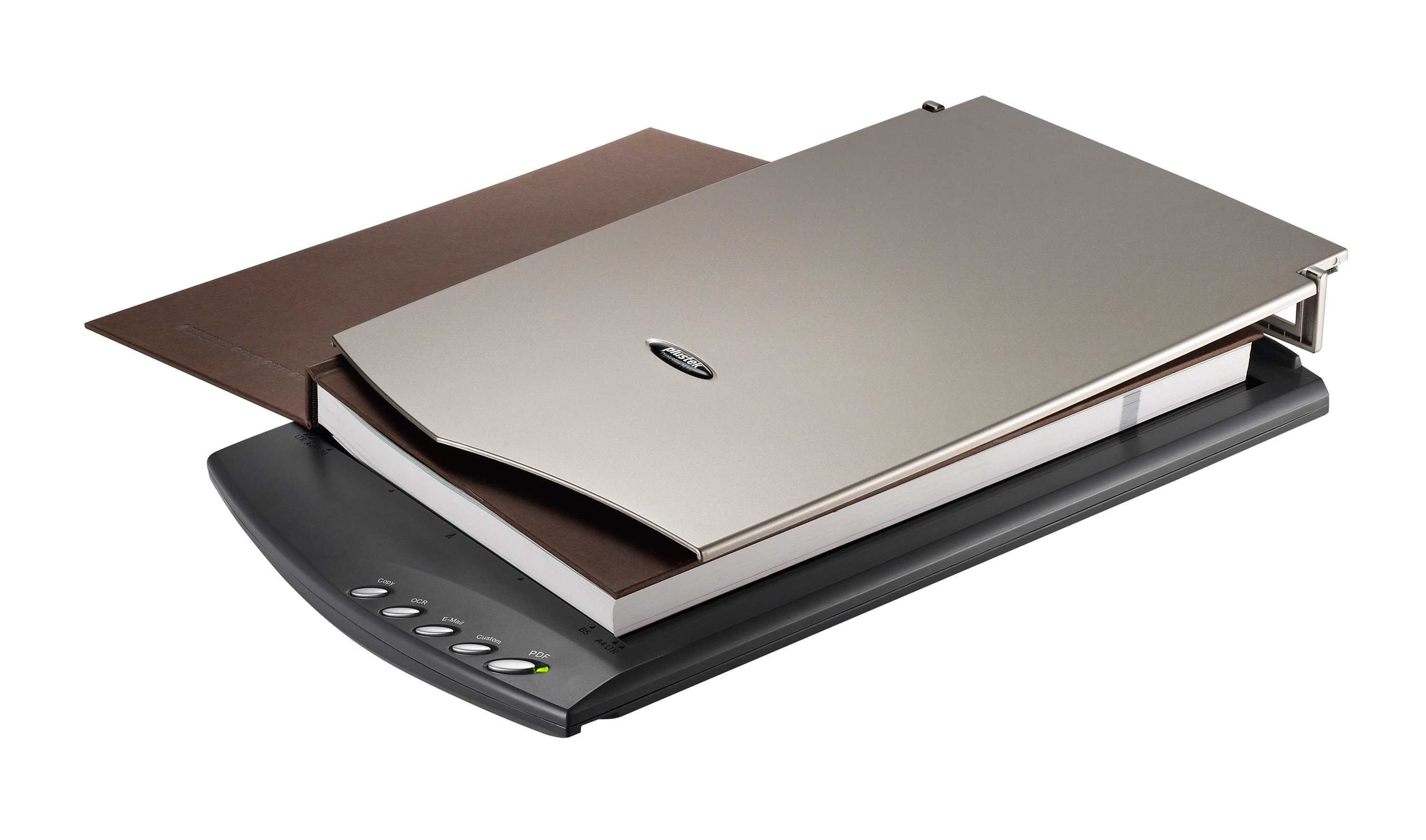 Scanner piano con un libro sopra, e lo scanner è aperto. Colori nero e grigio.