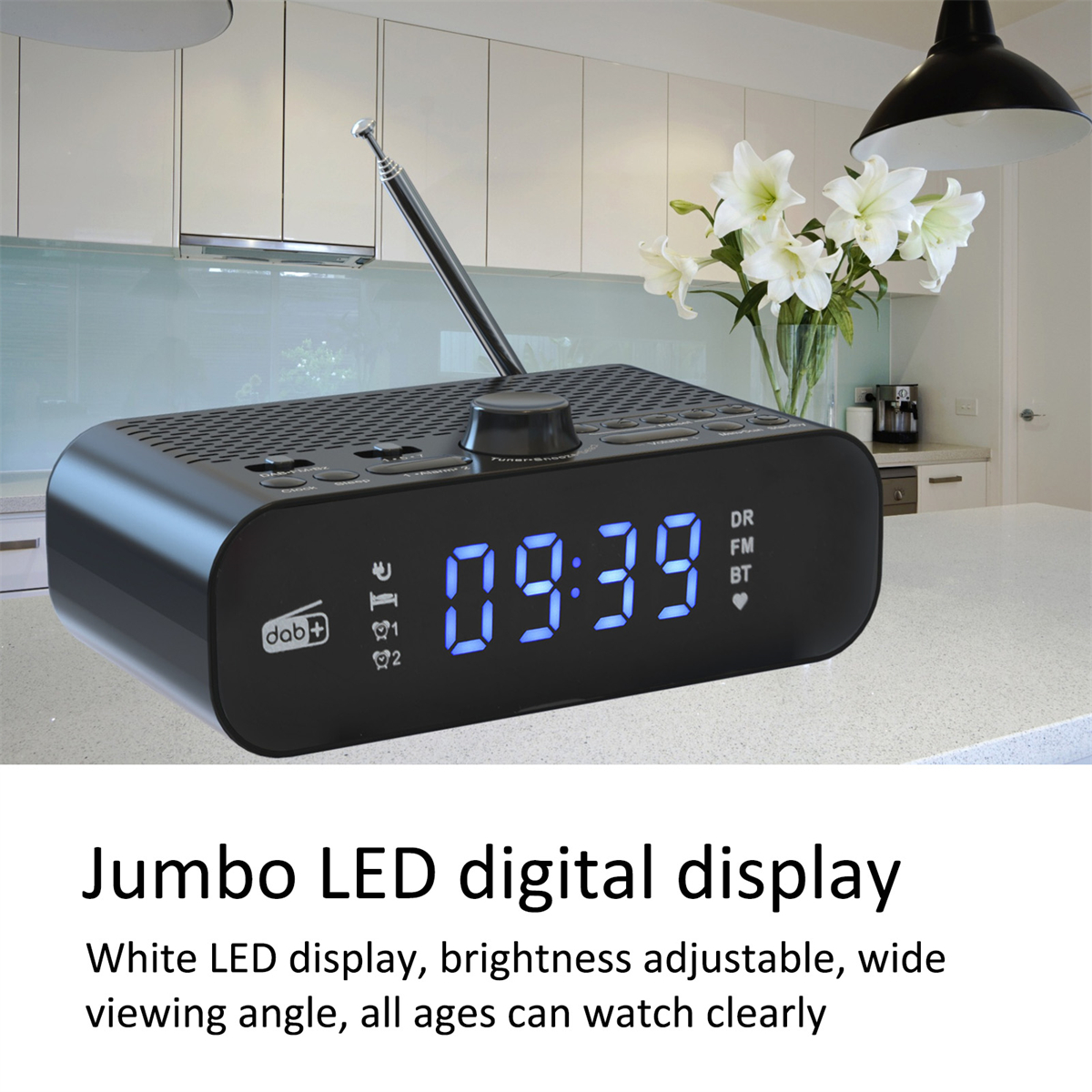 Schwarzes Digitalradio mit großem blauem LED-Display, das die Uhrzeit anzeigt. Im Hintergrund sind weiße Lilien.
