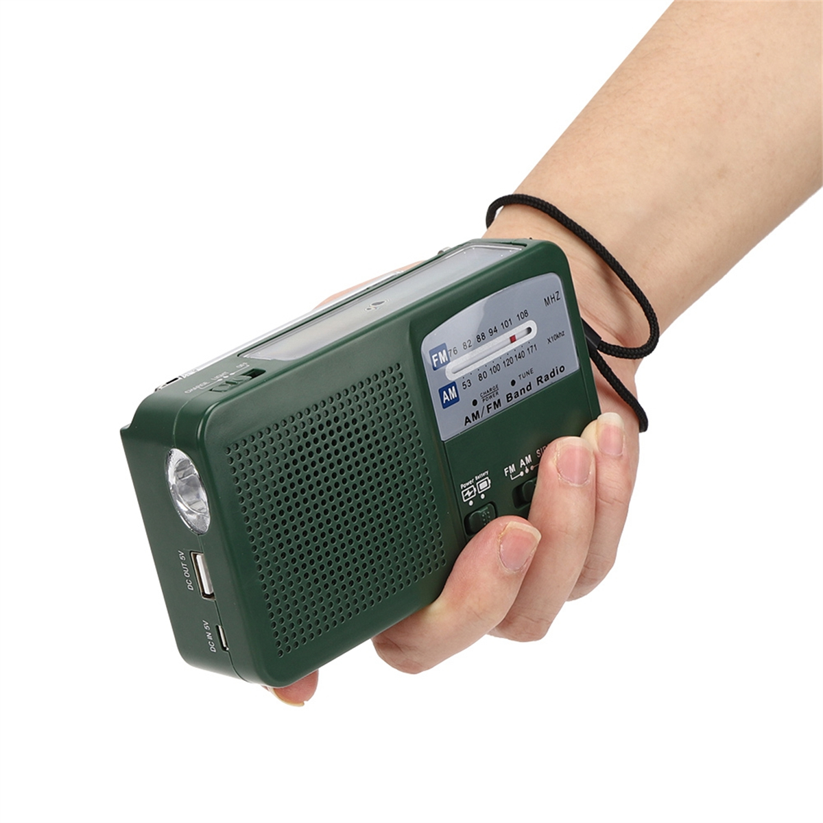 Ein tragbares, grünes AM/FM-Bandradio mit einer Taschenlampe, Knöpfen und einer schwarzen Handschlaufe.