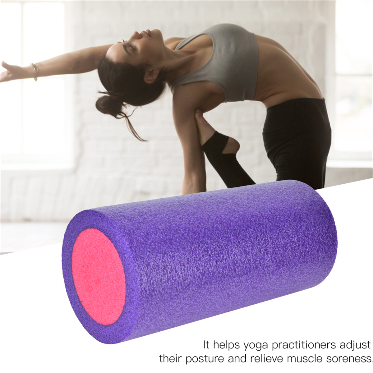 Lila Schaumstoffrolle mit pinkfarbener Mitte. Frau in Yoga-Pose im Hintergrund.
