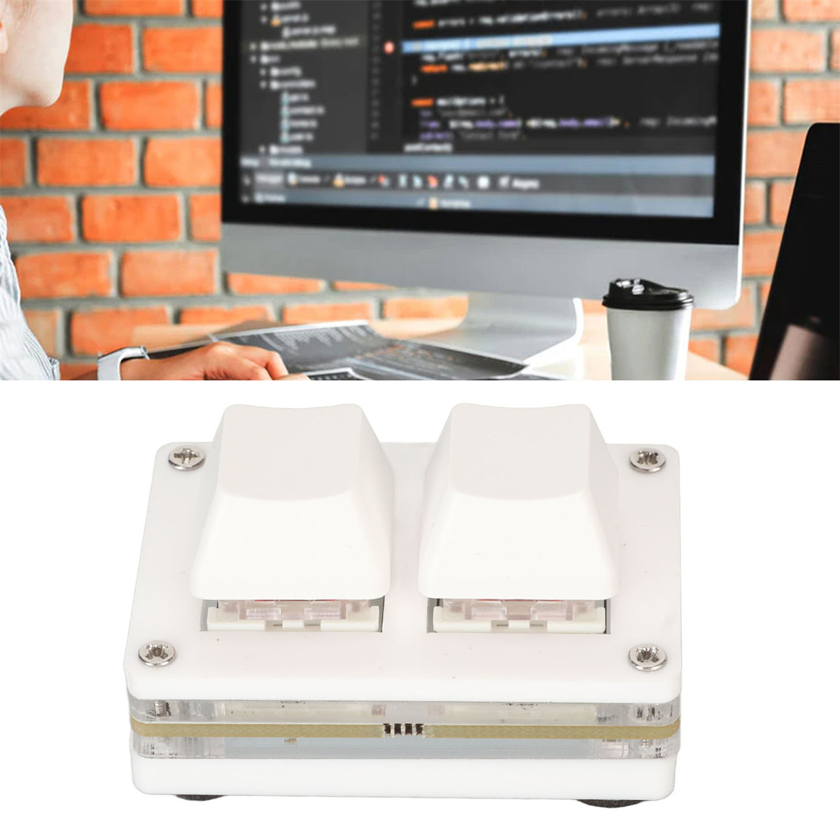 Person arbeitet am Computer; Tastatur und weißer Schalter.