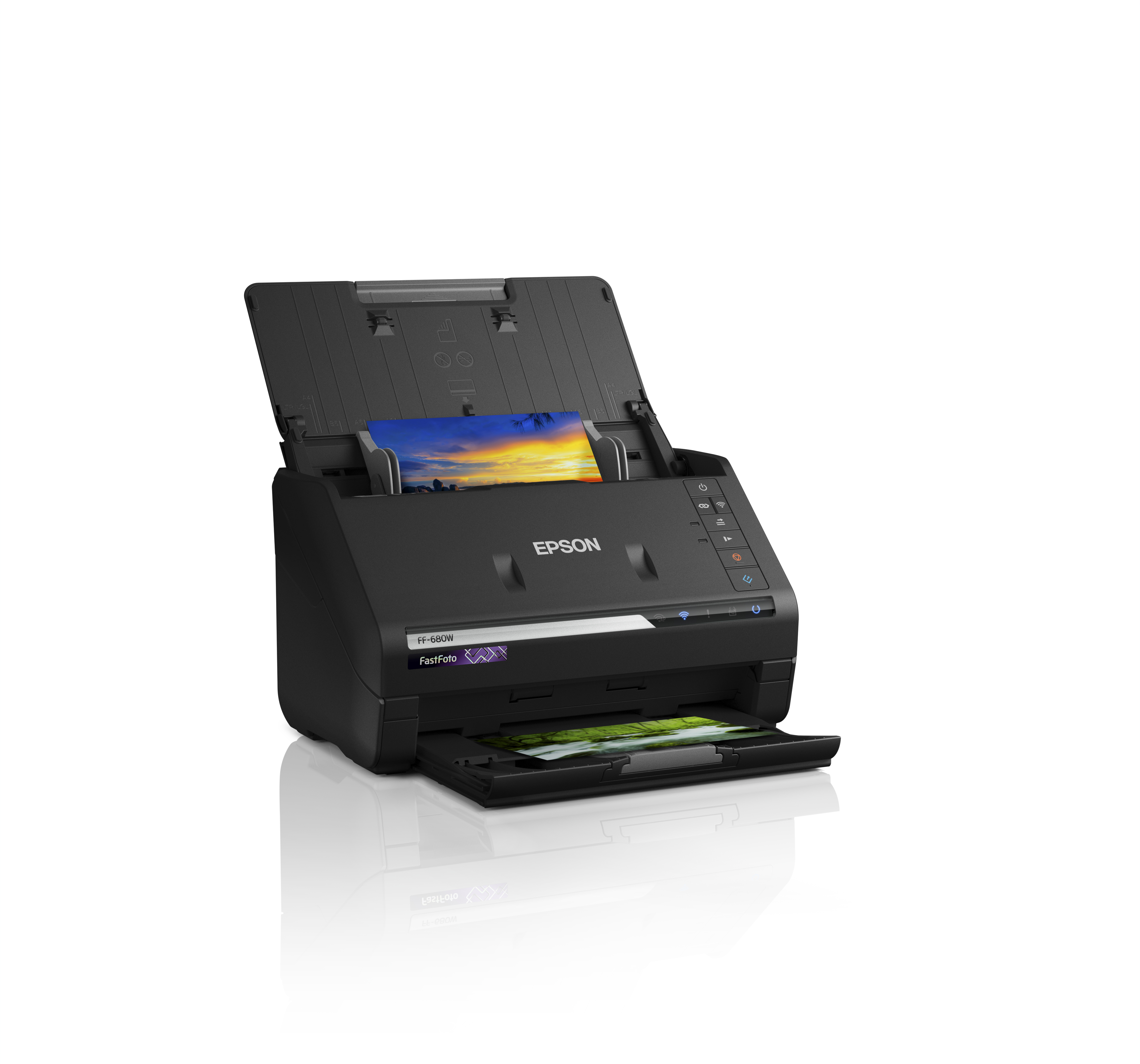 Schwarzer Epson-Scanner mit geöffnetem Deckel, der ein Foto im Inneren zeigt, auf Weiß.