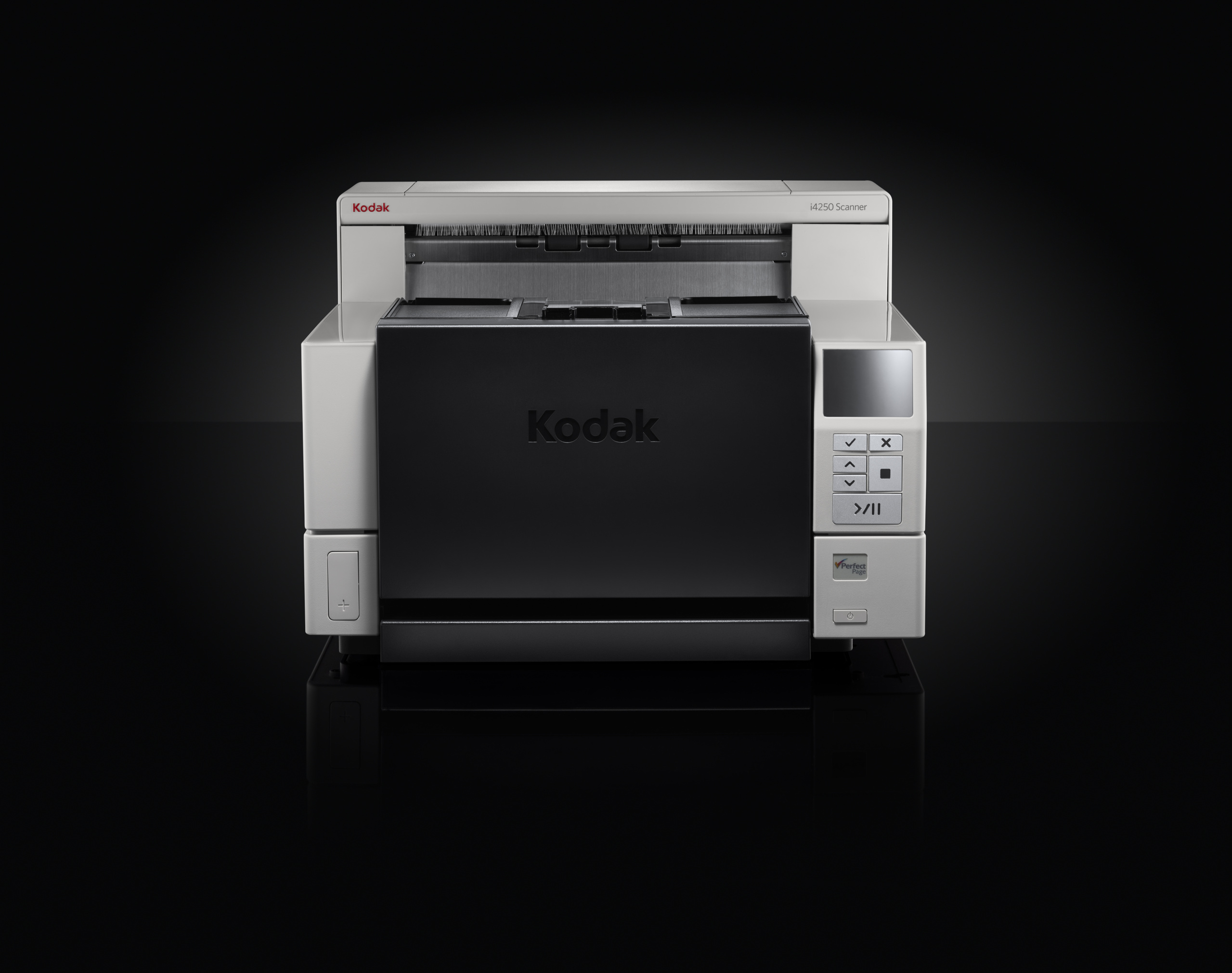 Scanner Kodak, pannello frontale nero, con schermo e pulsanti, su sfondo scuro.