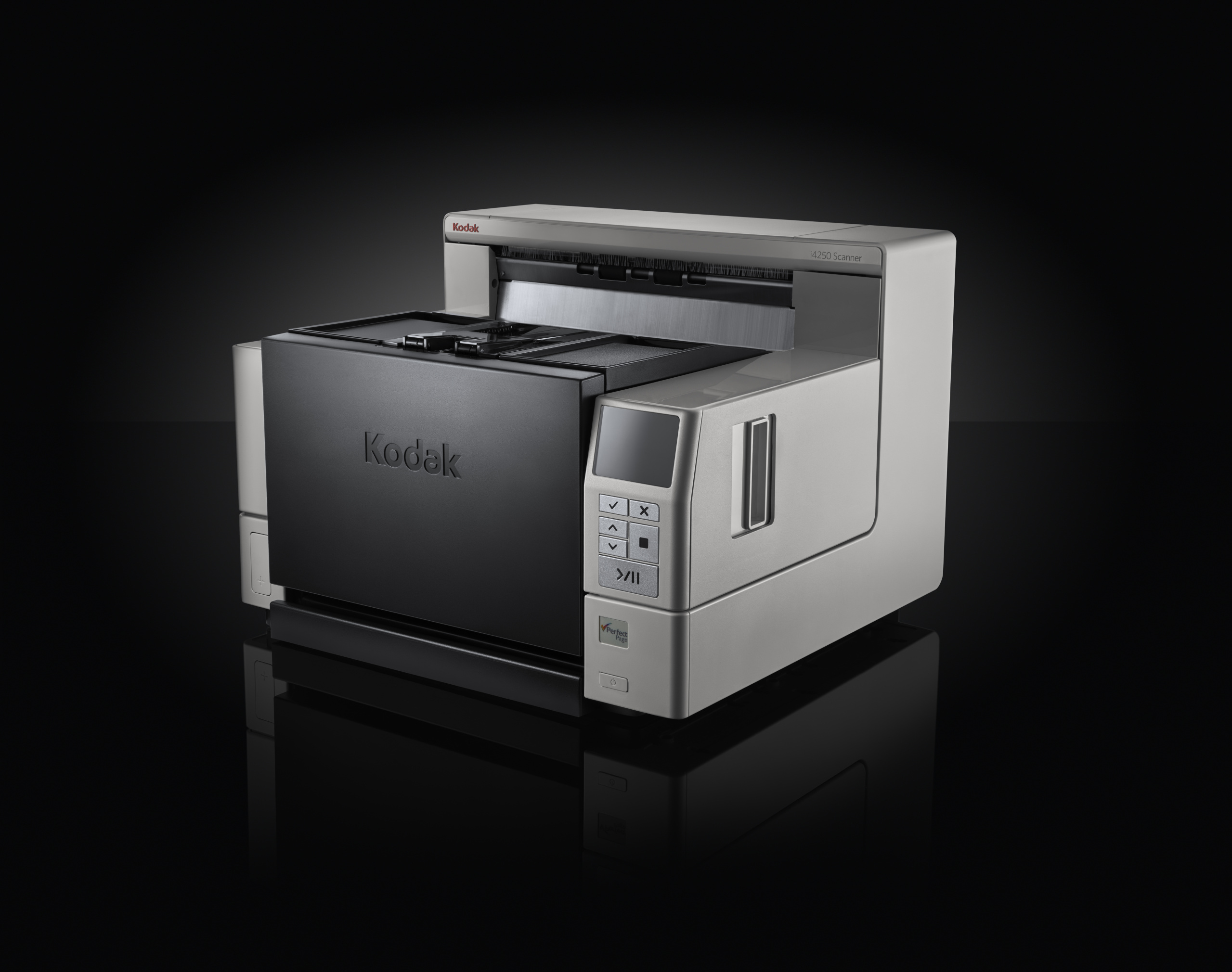 Scanner Kodak in uno studio. Sfondo nero. Lo scanner è grigio chiaro e nero. Vista laterale.