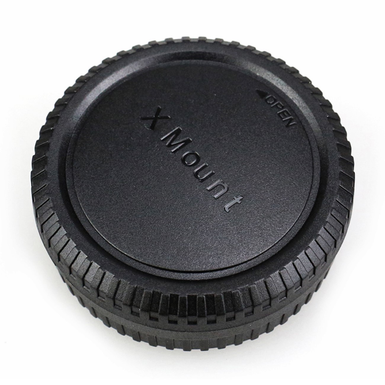 Ein schwarzer Objektivdeckel mit dem Text "X Mount" und dem Wort "OPEN".