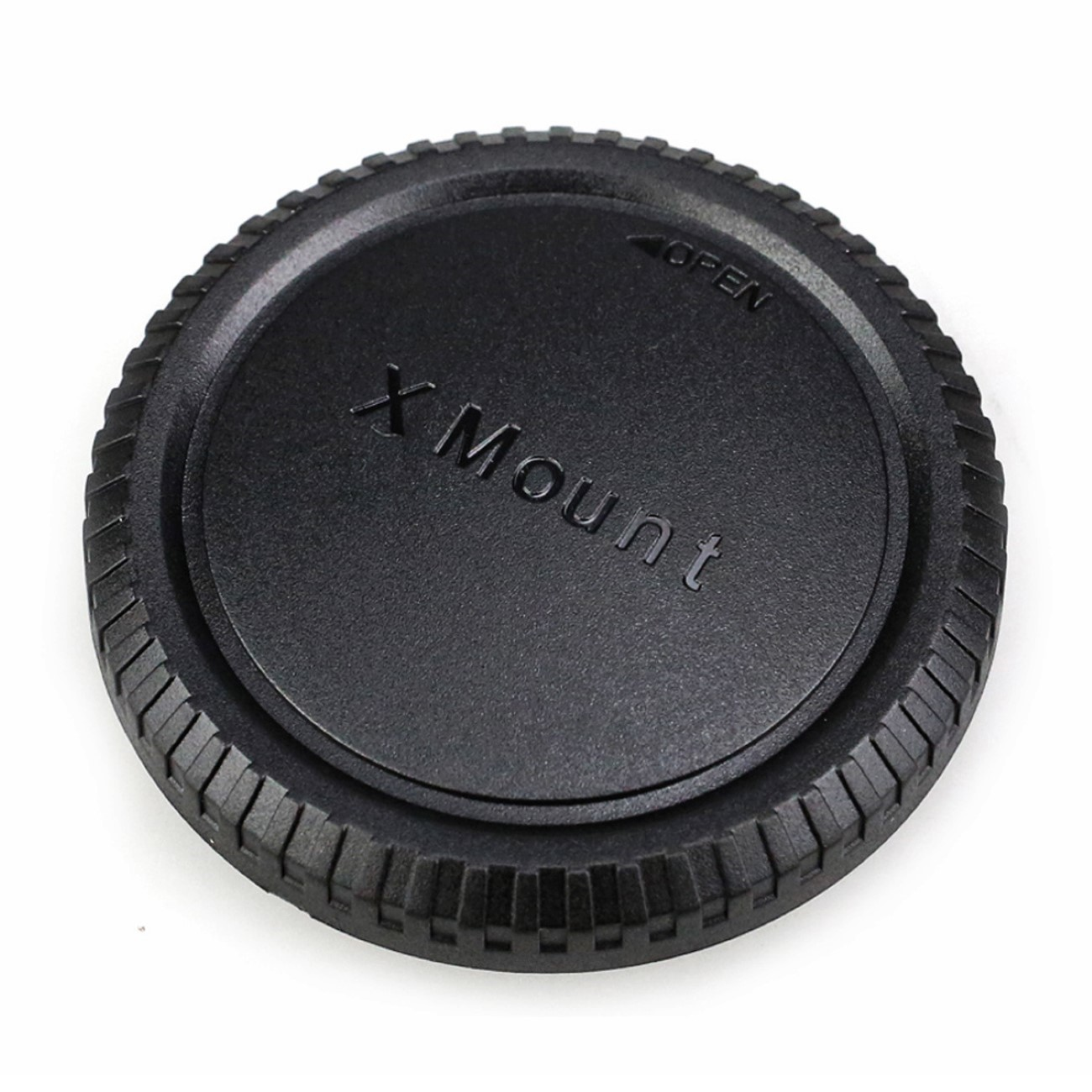 Schwarze Objektivkappe. Text: X Mount. Öffnungsmarkierung an der Seite.