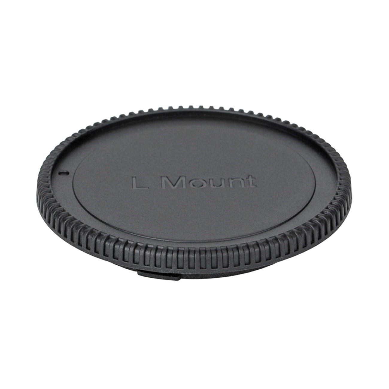 Nahaufnahme einer schwarzen, kreisförmigen Objektivkappe mit geriffeltem Rand und dem Text "L Mount".