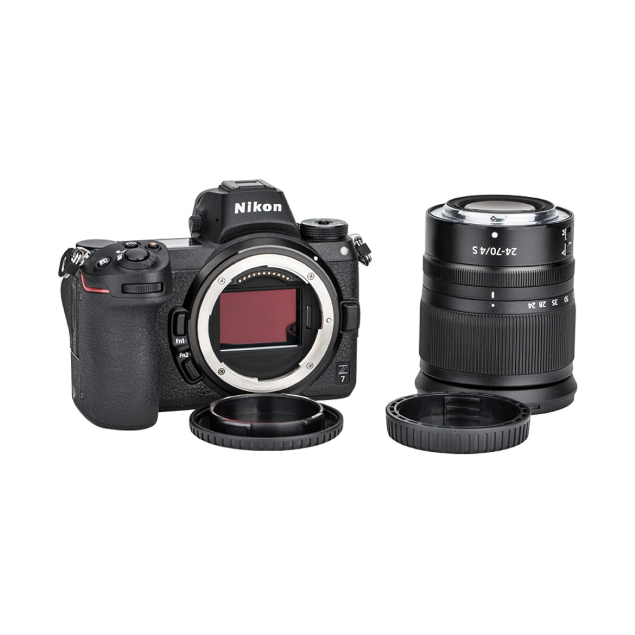 Eine schwarze Nikon-Kamera mit Objektiv und Objektivdeckel auf weißem Hintergrund.