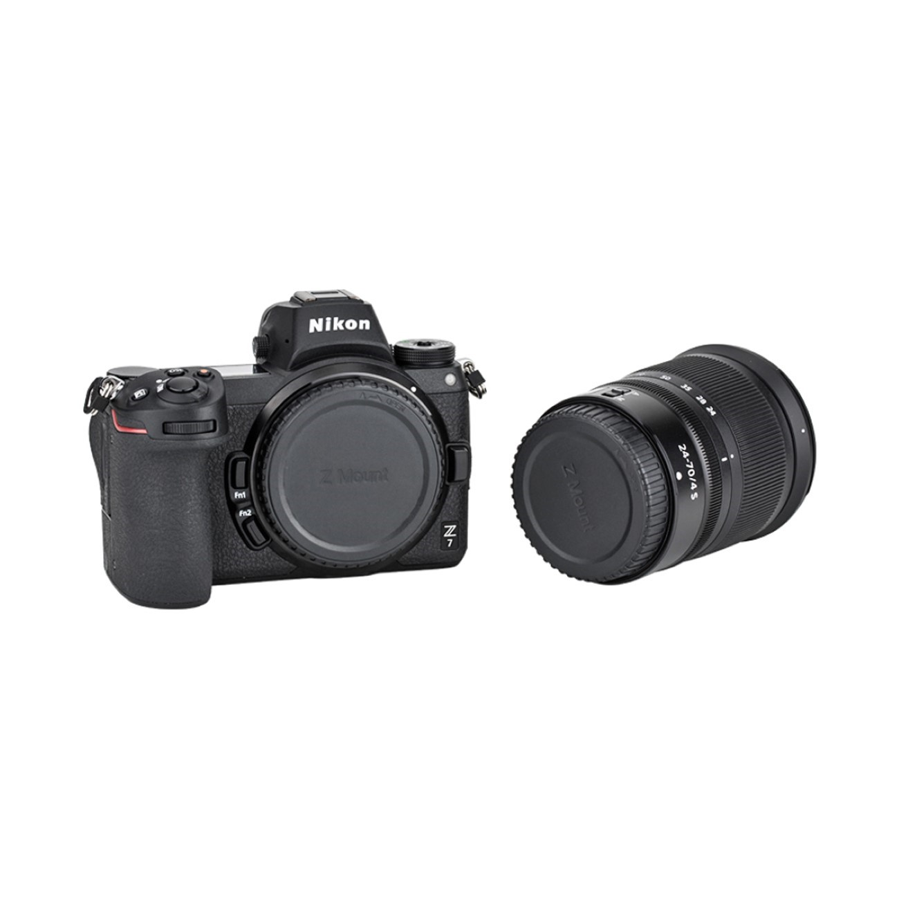 Schwarze Nikon Z7 Kamera mit aufgesetztem Objektiv, beide mit Objektivdeckeln. Weißer Hintergrund.