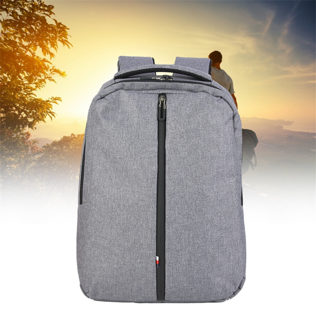 Ein grauer Rucksack mit schwarzem Reißverschluss, Person im Hintergrund. Auf weißem Hintergrund isoliert.