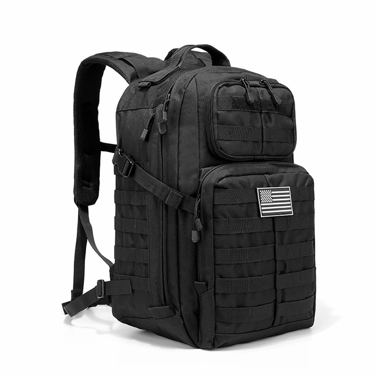 Ein schwarzer taktischer Rucksack mit dem amerikanischen Flaggenaufnäher. Der Rucksack hat mehrere Taschen und Gurte.