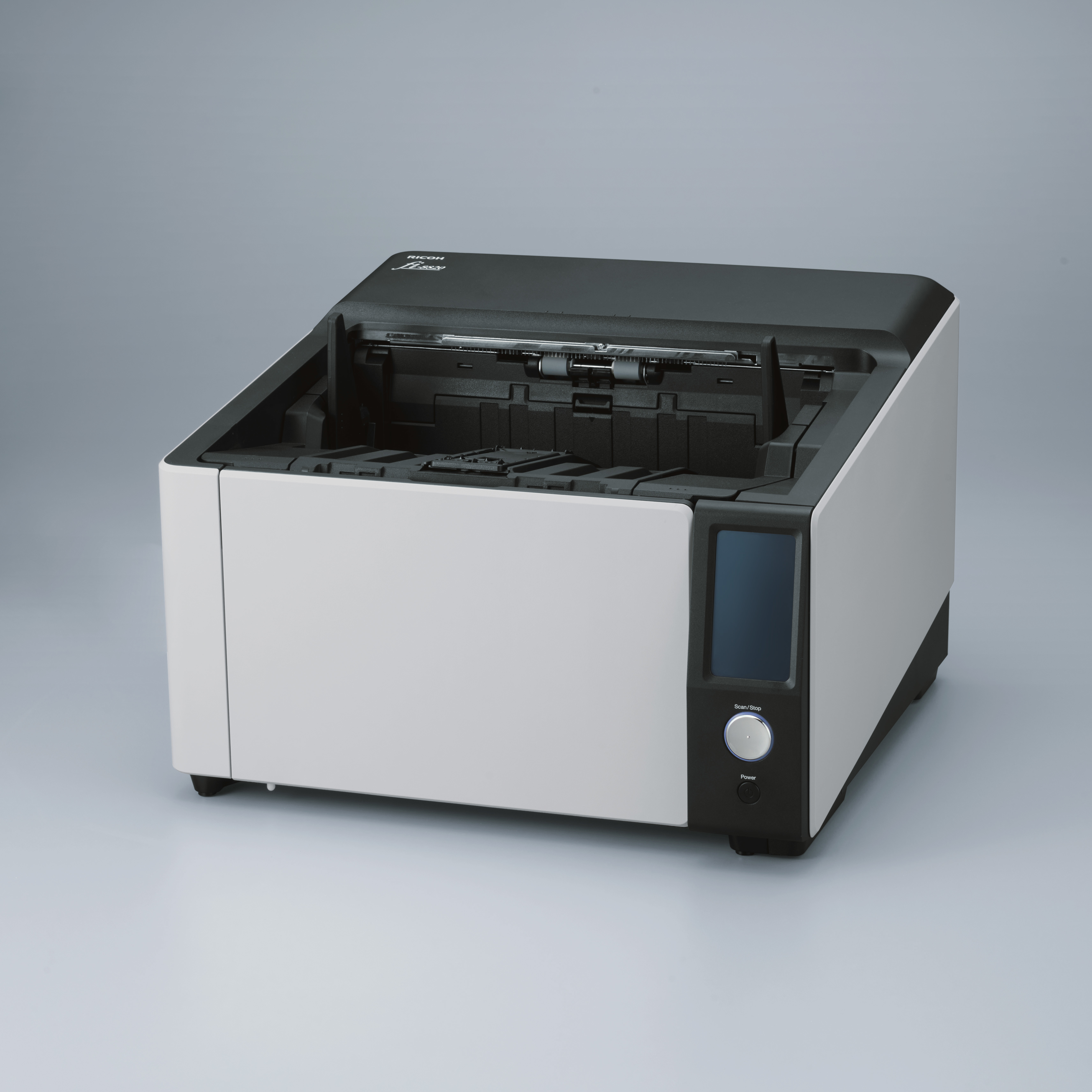 Een zwart-witte flatbedscanner, deksel is gesloten, een scherm is zichtbaar.