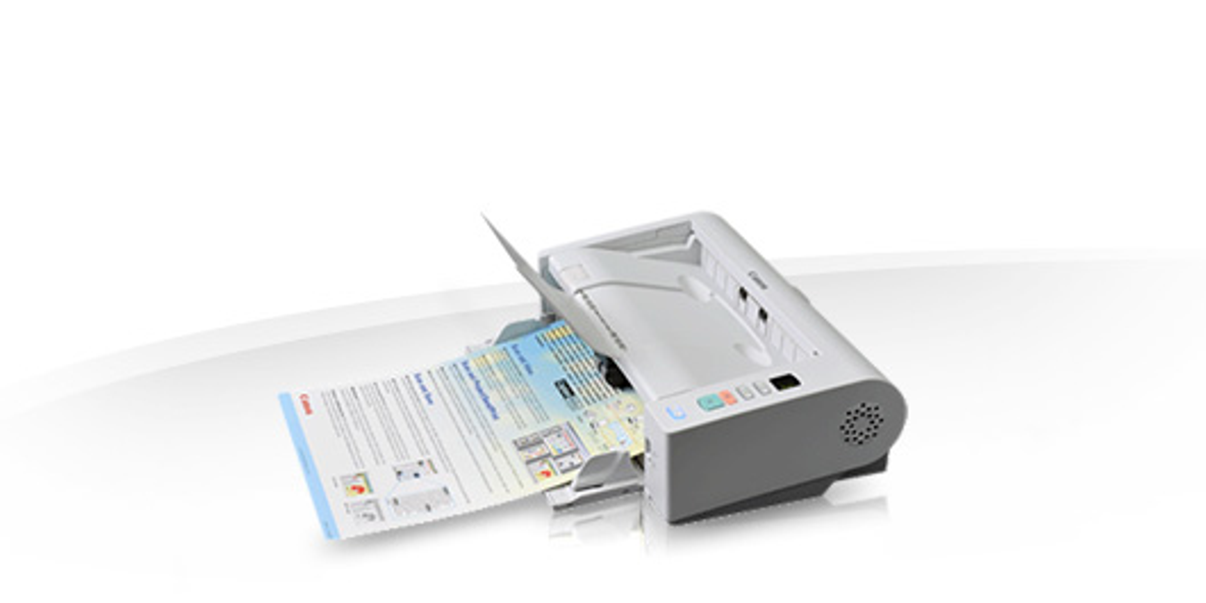 Scanner Canon con due fogli. Sfondo bianco. La carta esce dallo scanner. Lo scanner è aperto.