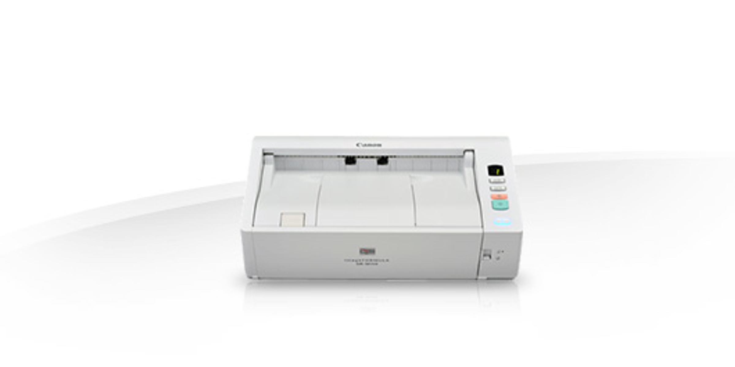 Uno scanner Canon bianco su sfondo bianco. Il coperchio dello scanner è chiuso.
