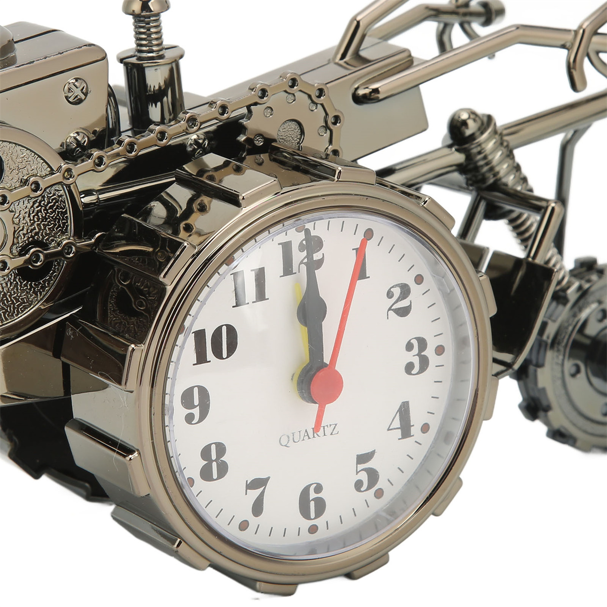 Nahaufnahme einer Uhr im Steampunk-Stil mit weißem Zifferblatt, schwarzen Zahlen und roter Nadel.