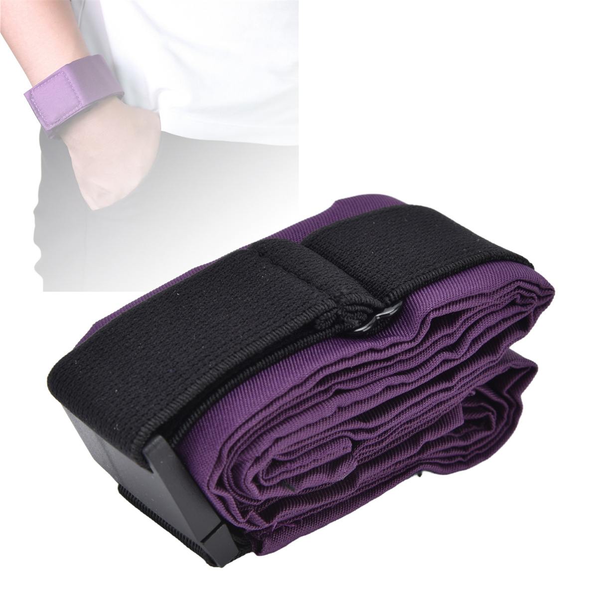 Eine lilafarbene Handgelenkbandage. Daneben liegt ein gefalteter violetter Verband mit schwarzen Riemen.