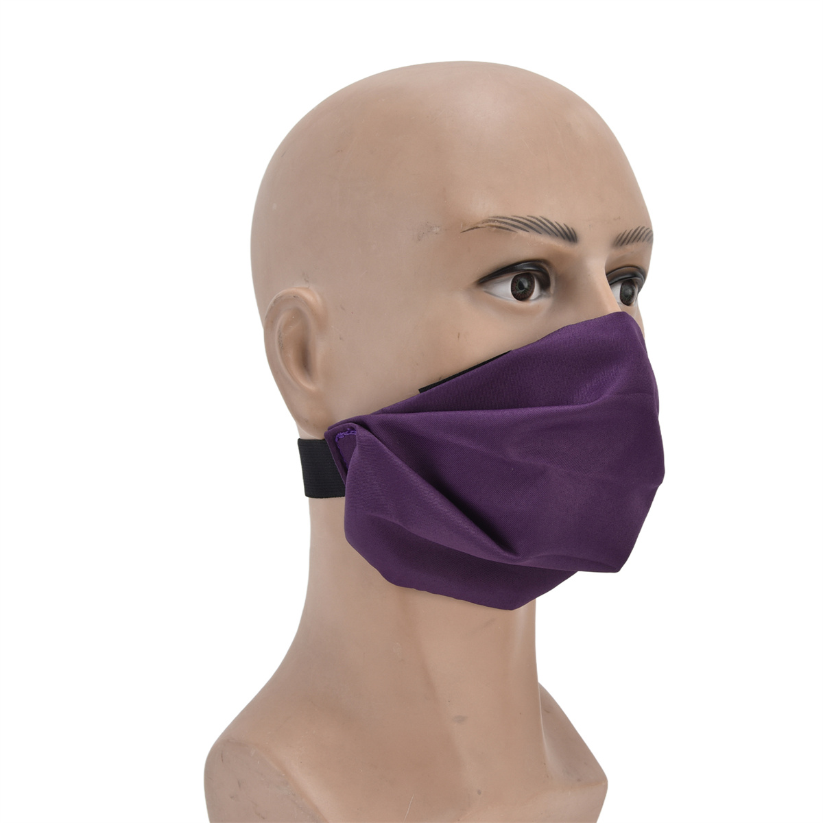 Ein kahler Schaufensterpuppenkopf mit einer Gesichtsmaske aus lila Stoff mit einem schwarzen Riemen.