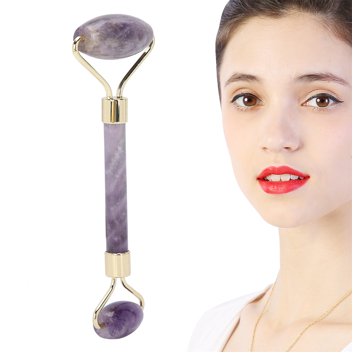 Eine Frau und eine Gesichtswalze. Die Walze hat violette Steine und goldfarbene Griffe.