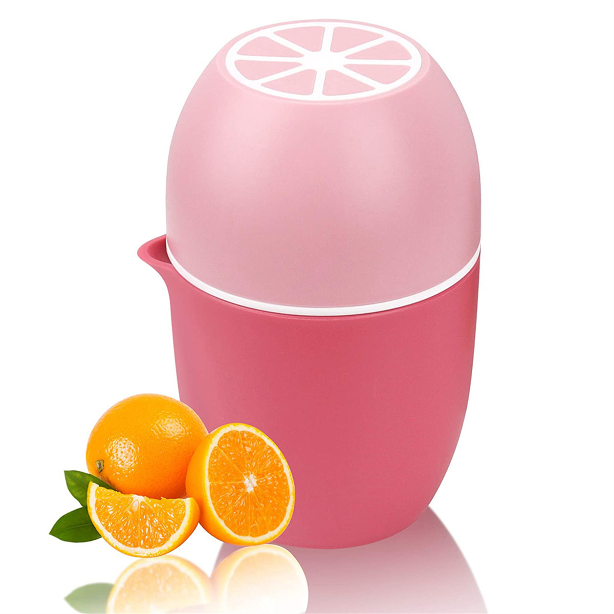 Ein rosa-roter Zitruspresse mit Orangen und einer Orangenscheibe daneben.
