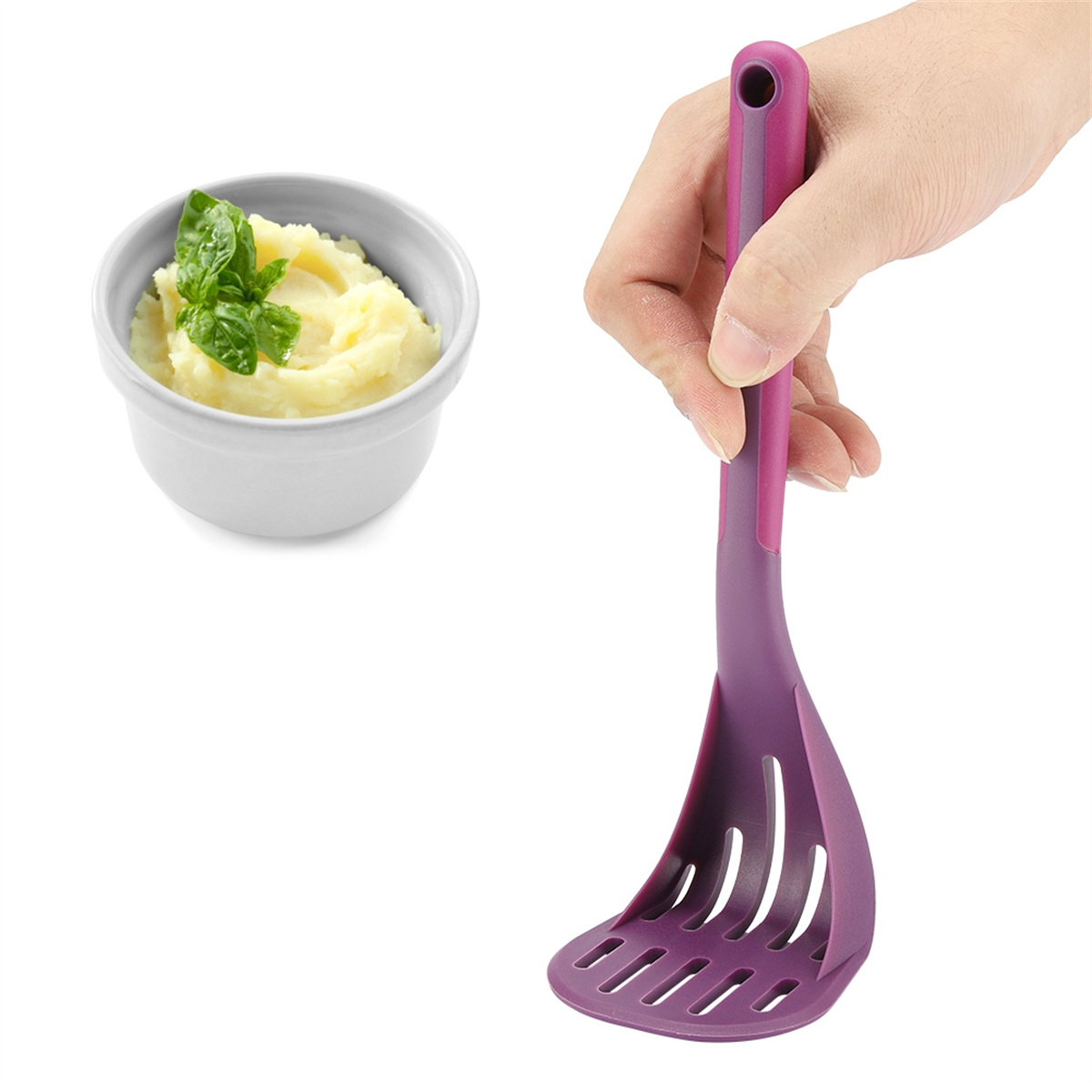 Eine Hand hält einen lila Kartoffelstampfer neben einer Schüssel Kartoffelpüree mit Basilikum.