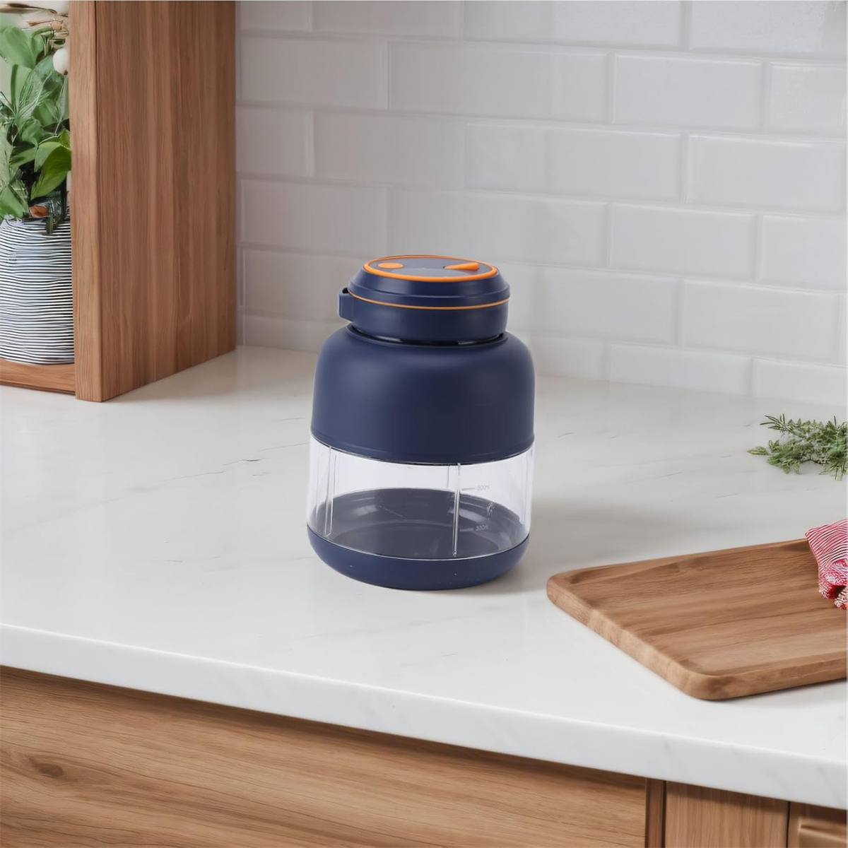 Ein blauer Mixer mit einem transparenten Behälter und weißem Hintergrund.