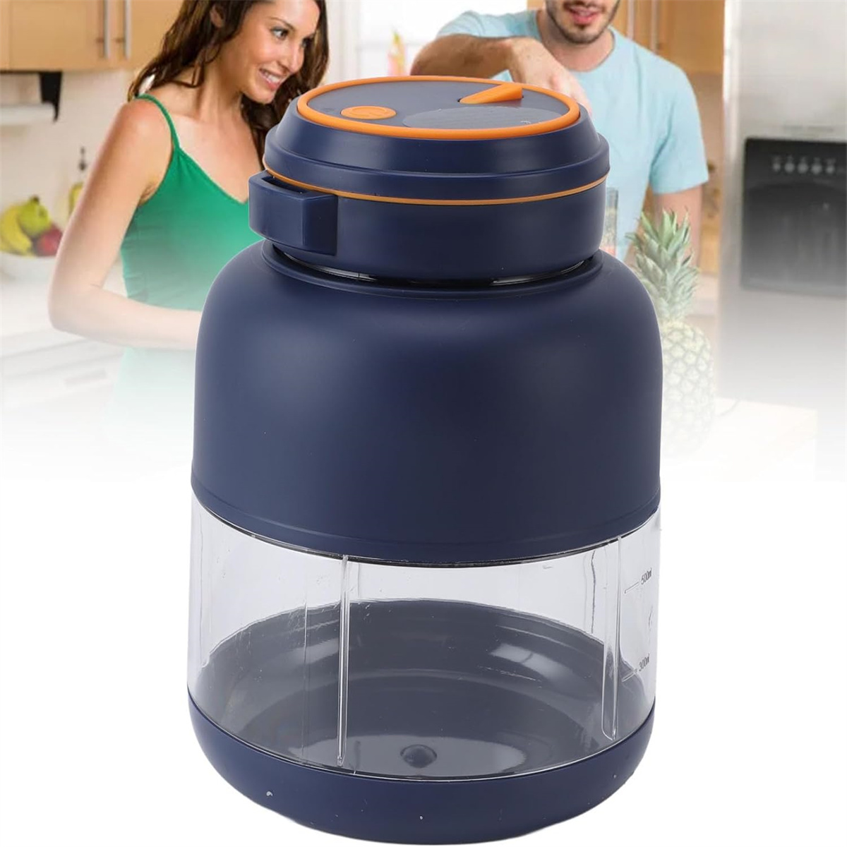 Blauer und klarer Foodprozessor. Menschen im Hintergrund. Küchenumgebung.