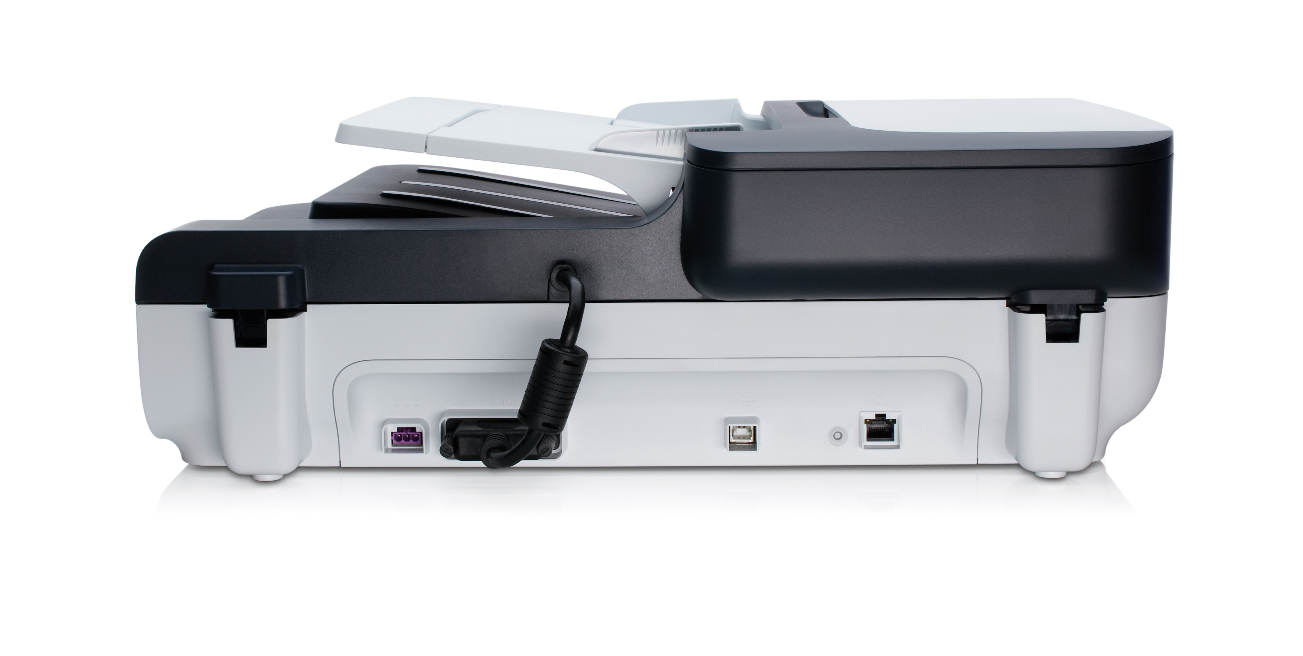 Rückseite eines Druckers mit Stromkabel, USB- und Ethernet-Anschlüssen.