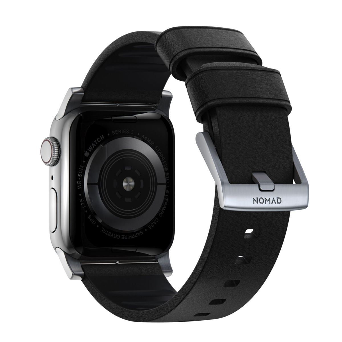 Schwarze Apple Watch mit schwarzem Lederarmband. Silberne Schnalle mit Nomad-Text. Weißer Hintergrund.