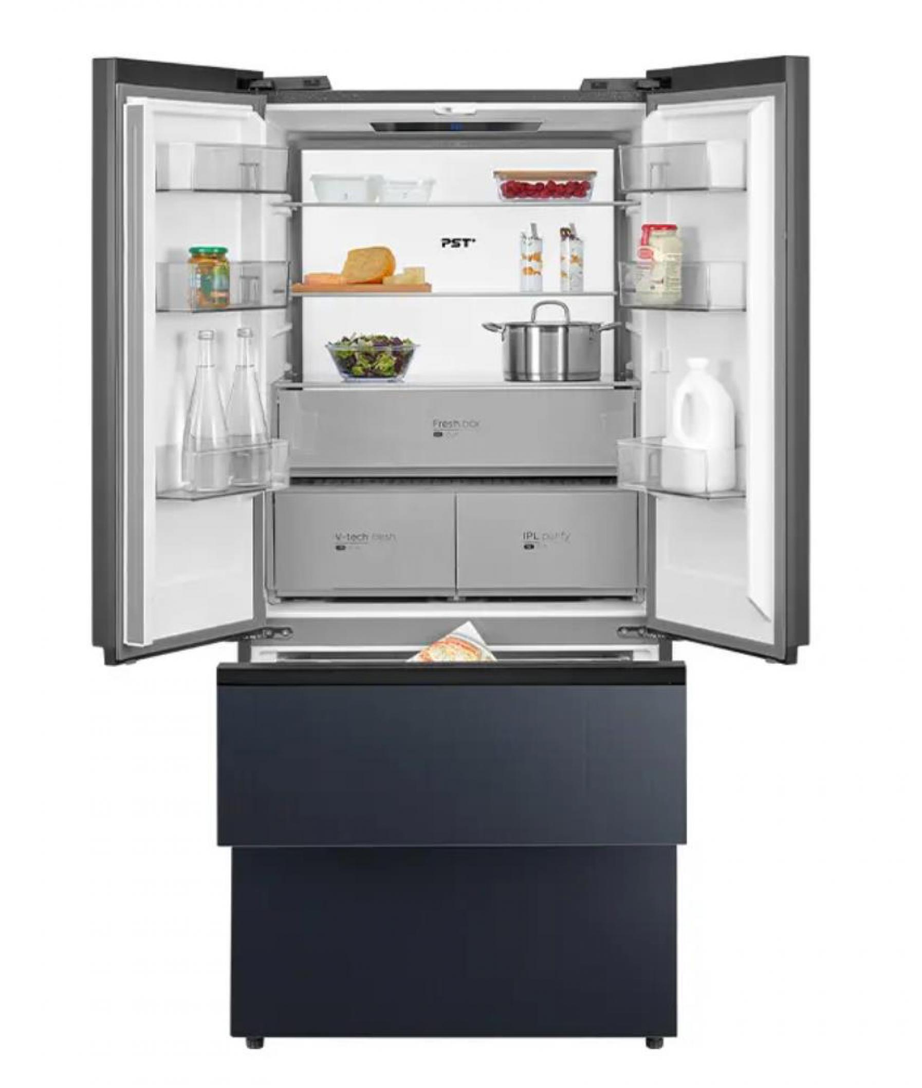 Un refrigerador con puertas abiertas, lleno de alimentos. Base azul oscuro.