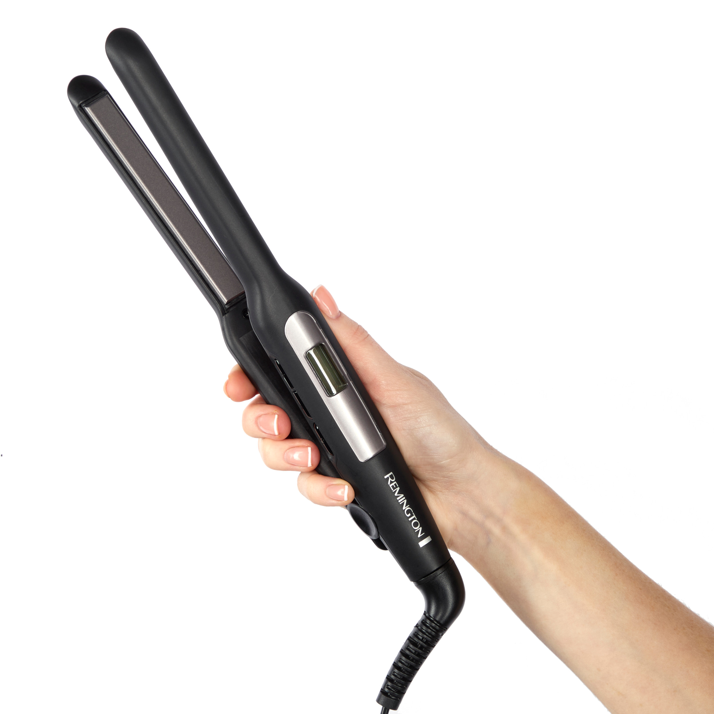 Ręka osoby trzymająca czarną prostownicę do włosów Remington, z widoczną nazwą marki.