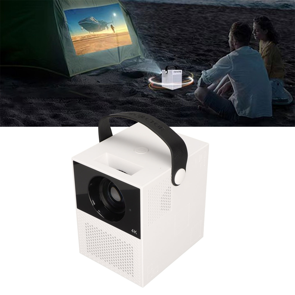Ein Projektor zeigt einen Film auf einer Zeltleinwand. Zwei Personen sitzen am Strand. Nahaufnahme des weißen Projektors mit schwarzem Griff.
