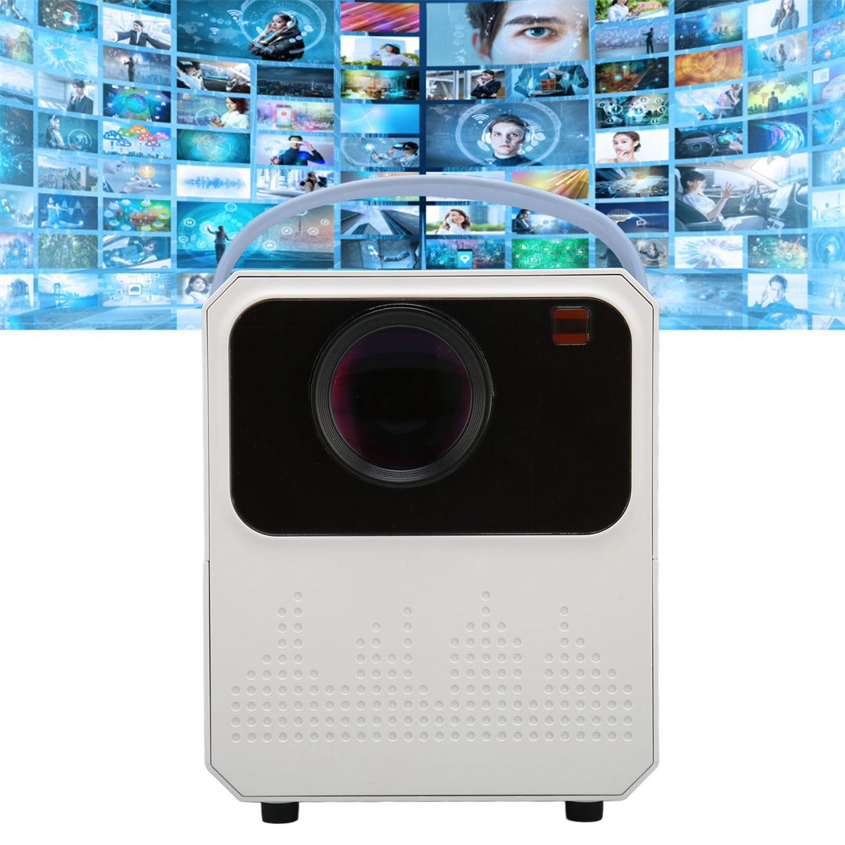 Ein weißer Projektor mit schwarzer Linse vor einer Wand mit Bildschirmen, die verschiedene Bilder von Menschen, Technologie und Daten zeigen.