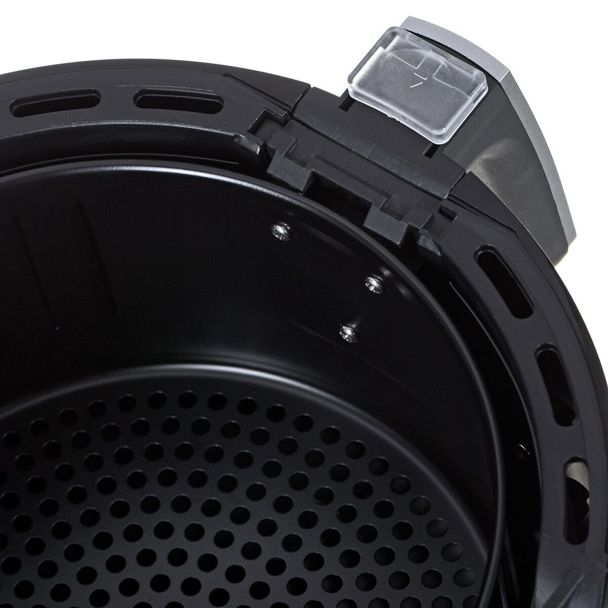 Wnętrze czarnej frytkownicy beztłuszczowej, pokazujące kosz i ruszt.