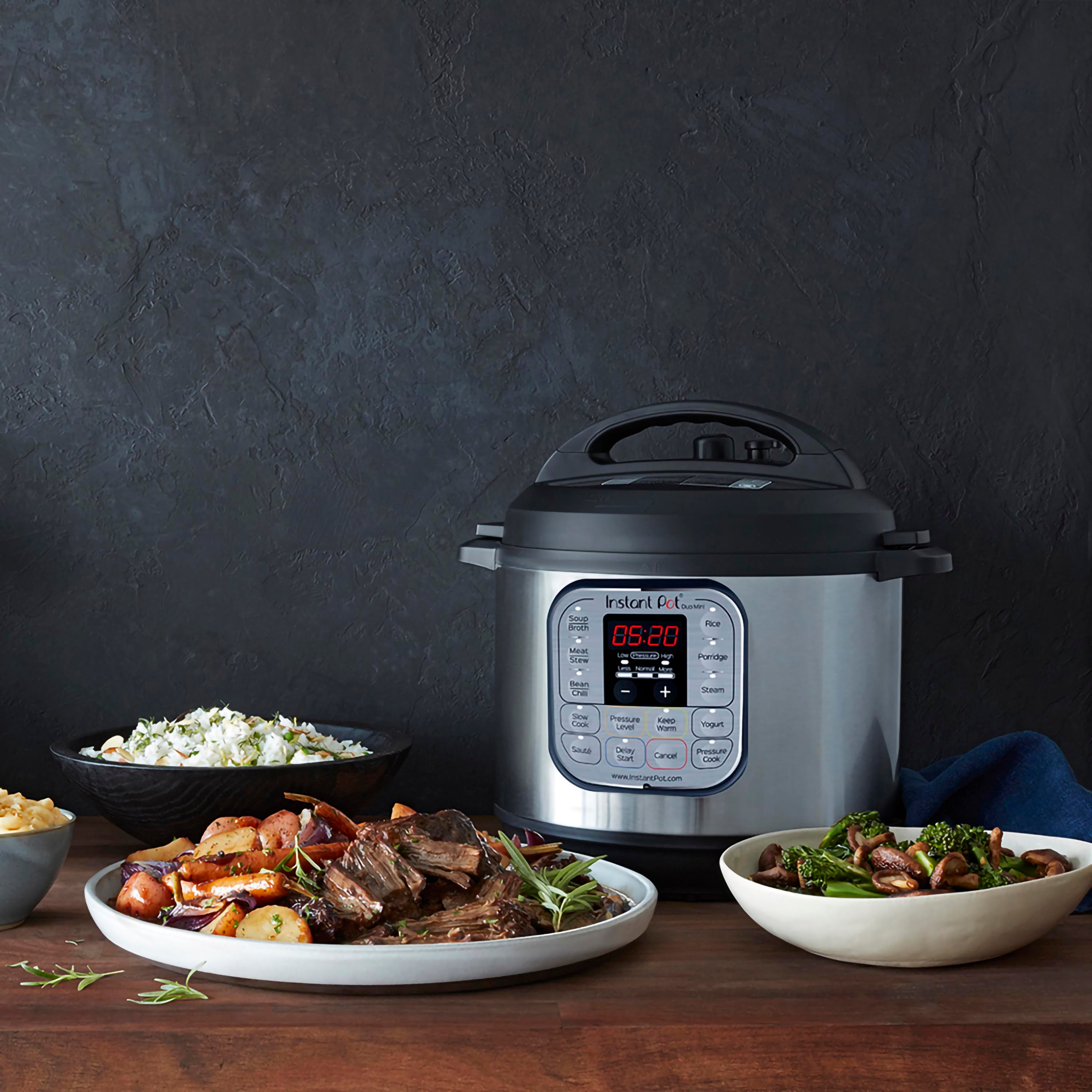 Instant Pot con cibo: arrosto, riso, verdure.