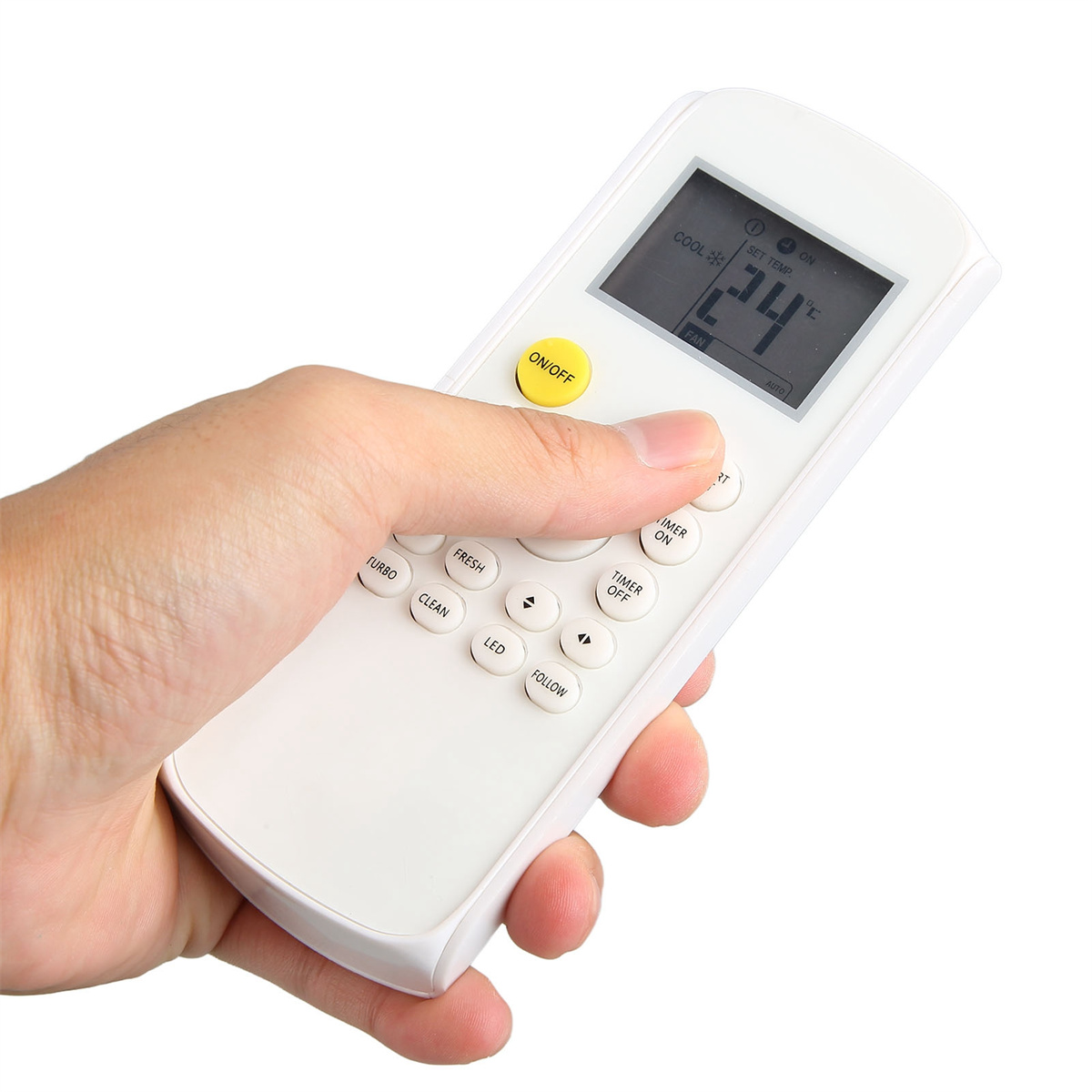 Eine Hand hält eine weiße Fernbedienung. Die Fernbedienung hat Knöpfe und ein digitales Display.