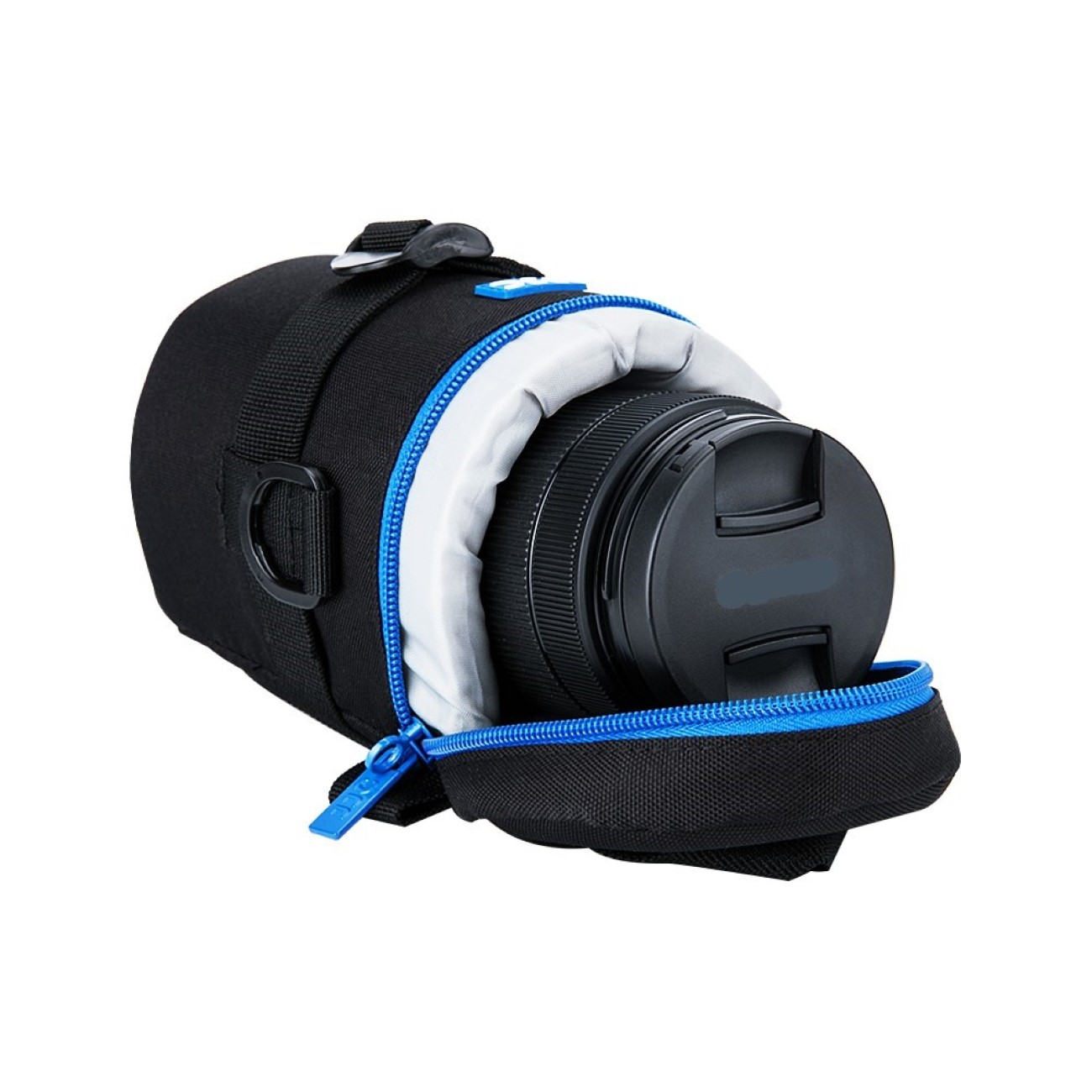 Schwarze Kameratasche mit blauem Reißverschluss. Die Tasche ist offen und zeigt ein schwarzes Kameraobjektiv.