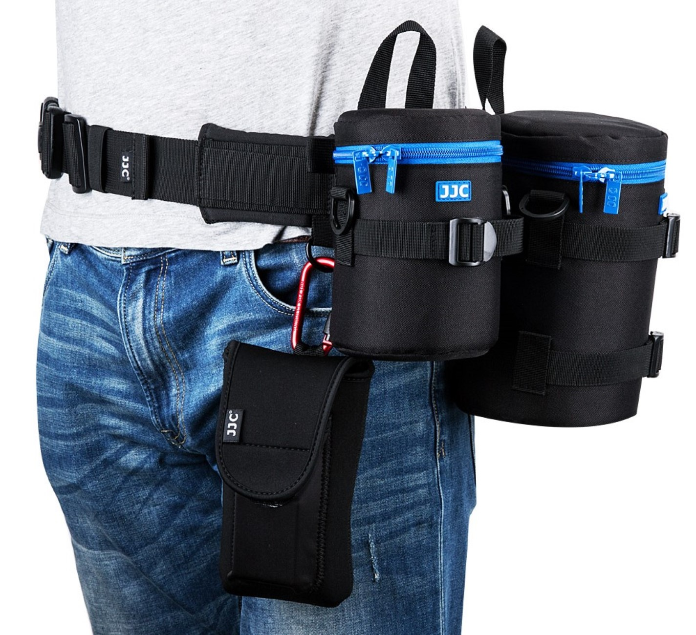 Ein Mann trägt einen Gürtel mit schwarzen Taschen für Kameraausrüstung.