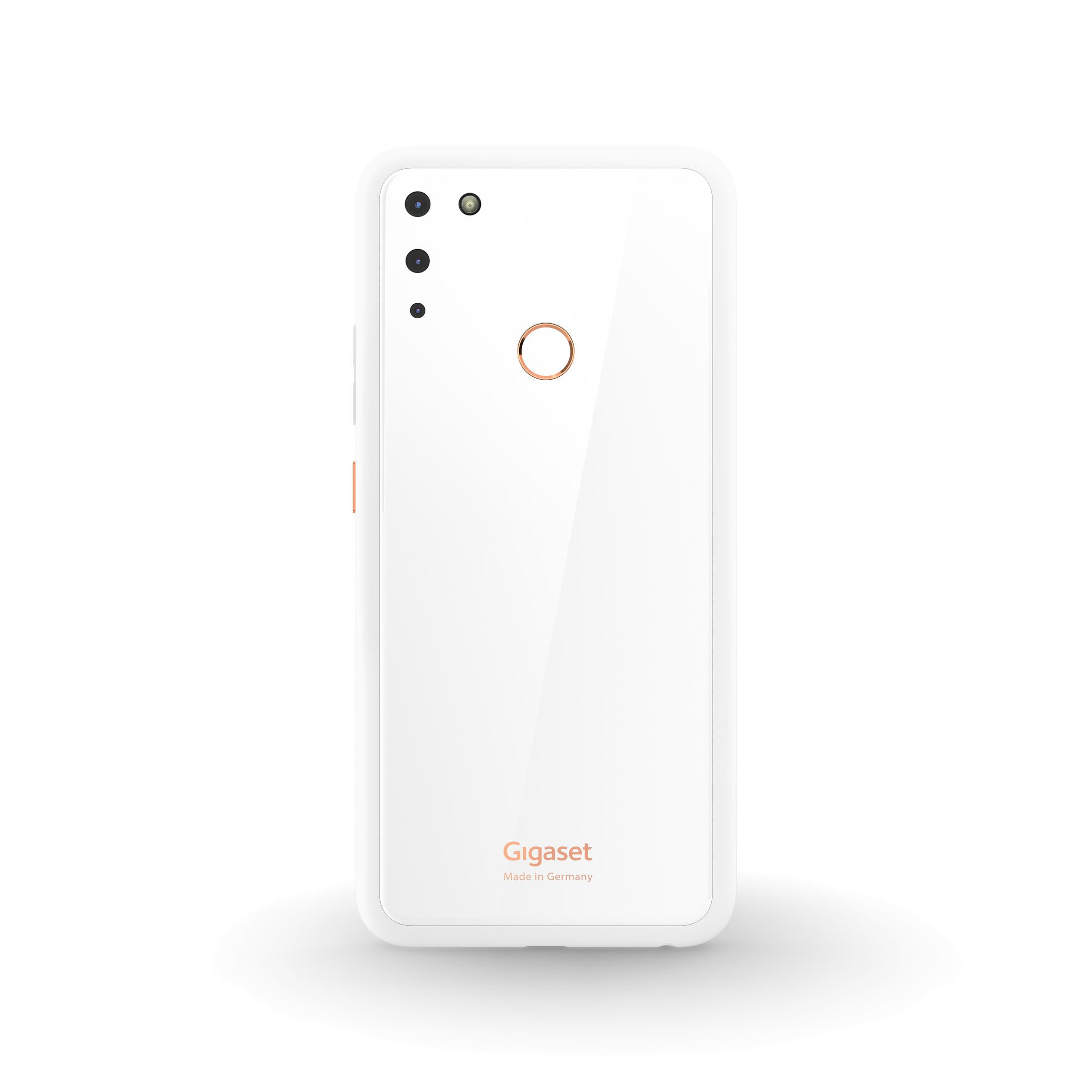 Rückansicht eines weißen Gigaset-Smartphones mit Dreifachkamera und roségoldenem Ring auf weißer Oberfläche.