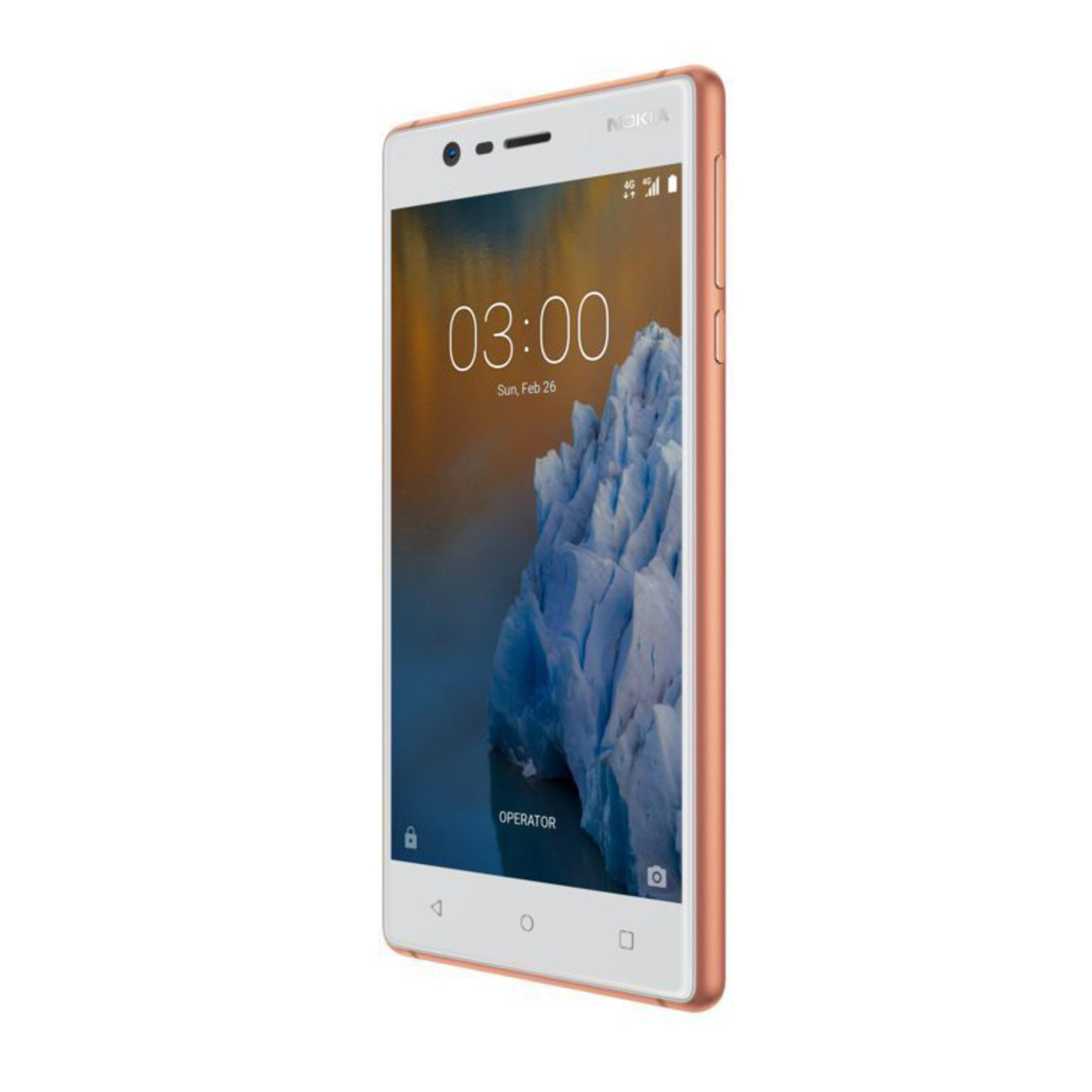 Ein weißes und roségoldenes Nokia-Telefon. Der Bildschirm zeigt die Uhrzeit und ein Bergmotiv.