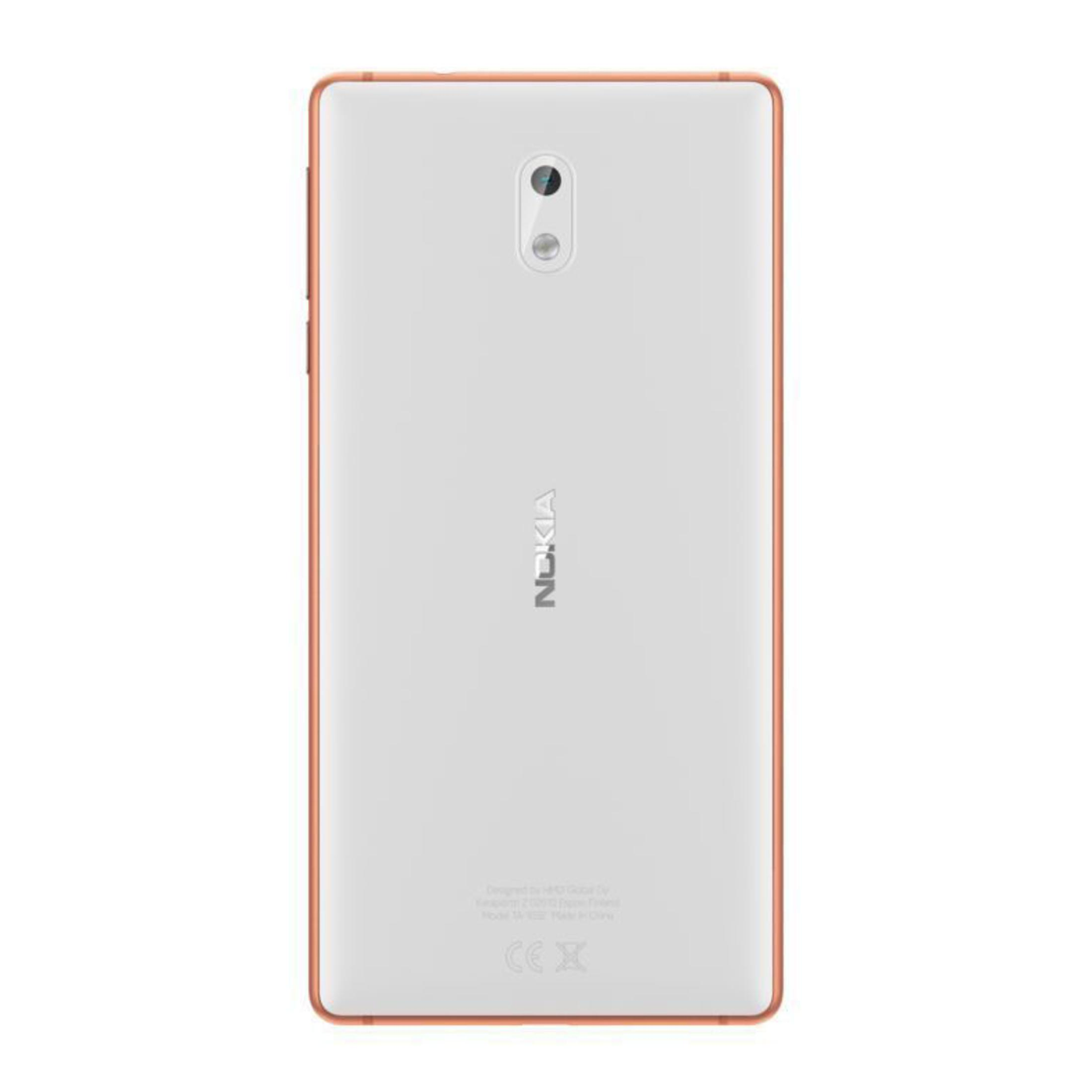 Die Rückseite eines weißen Nokia-Telefons mit orangefarbenem Rahmen, Kamera und Nokia-Logo.