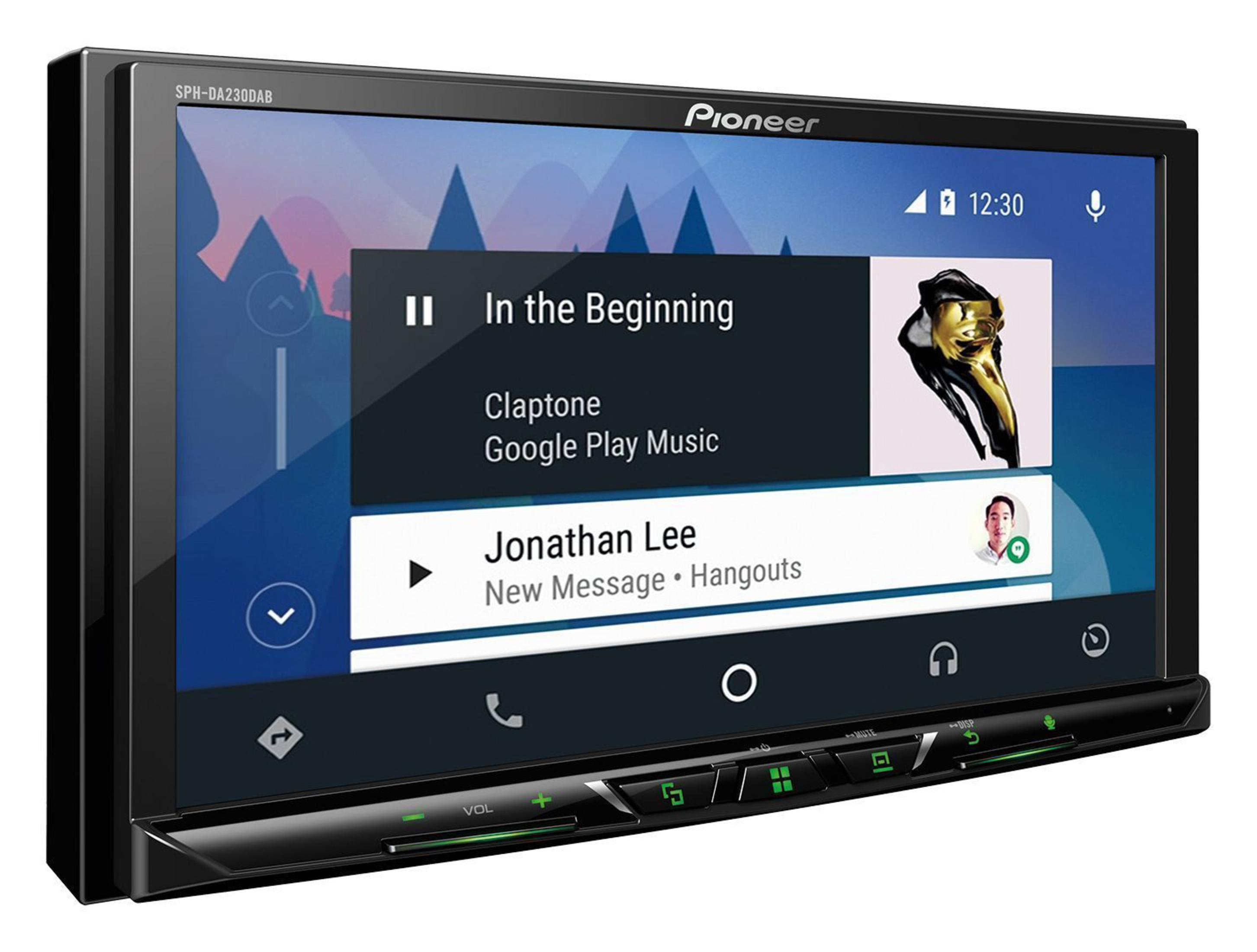 Autoradio-Bildschirm mit Musik-Player. Zeigt Songtitel, Künstler, Albumcover, Zeit und verschiedene Steuerungssymbole.