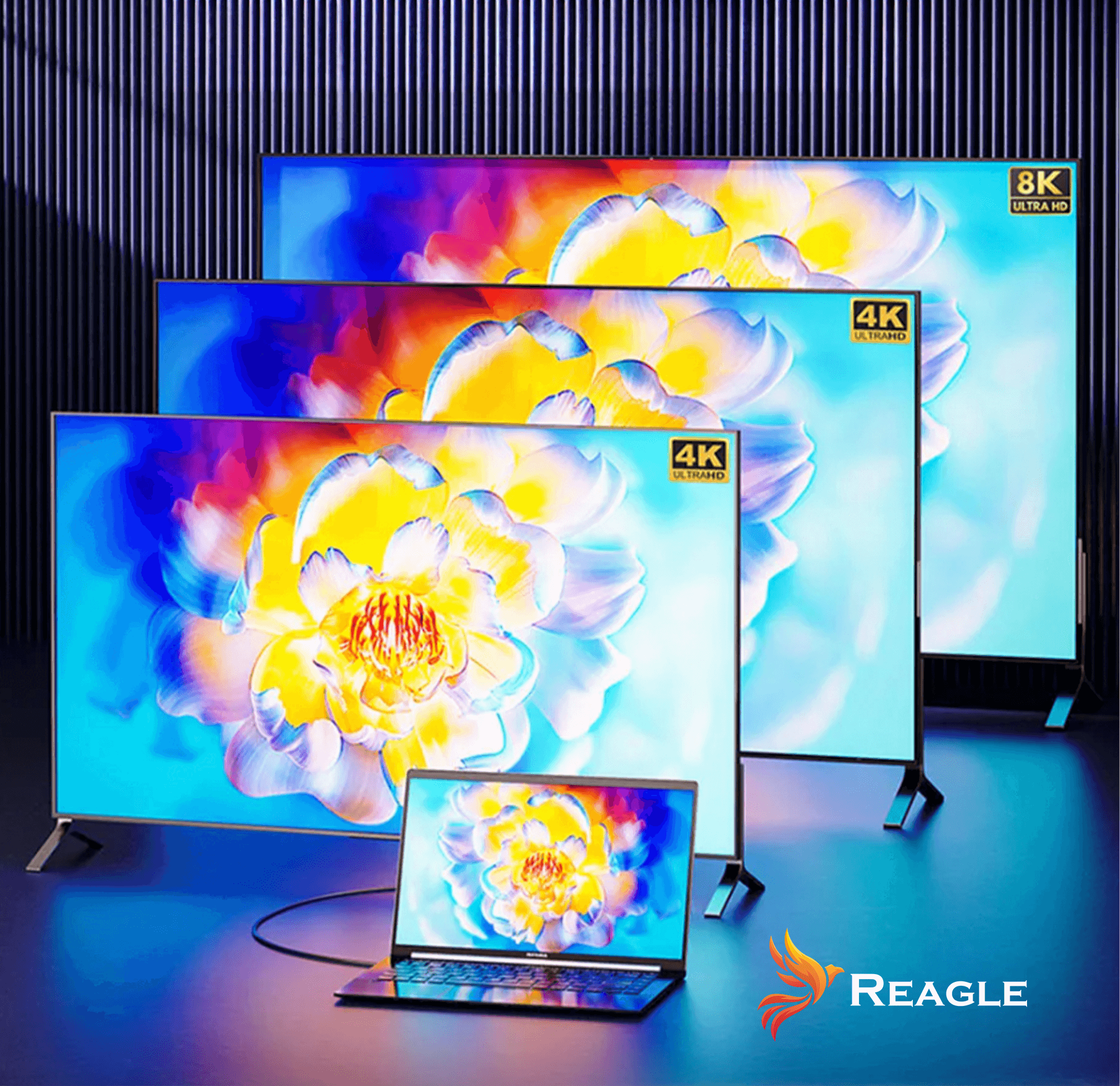 Trzy duże telewizory wyświetlające kolorowe obrazy obok laptopa, wszystkie z logo Reagle na dole.