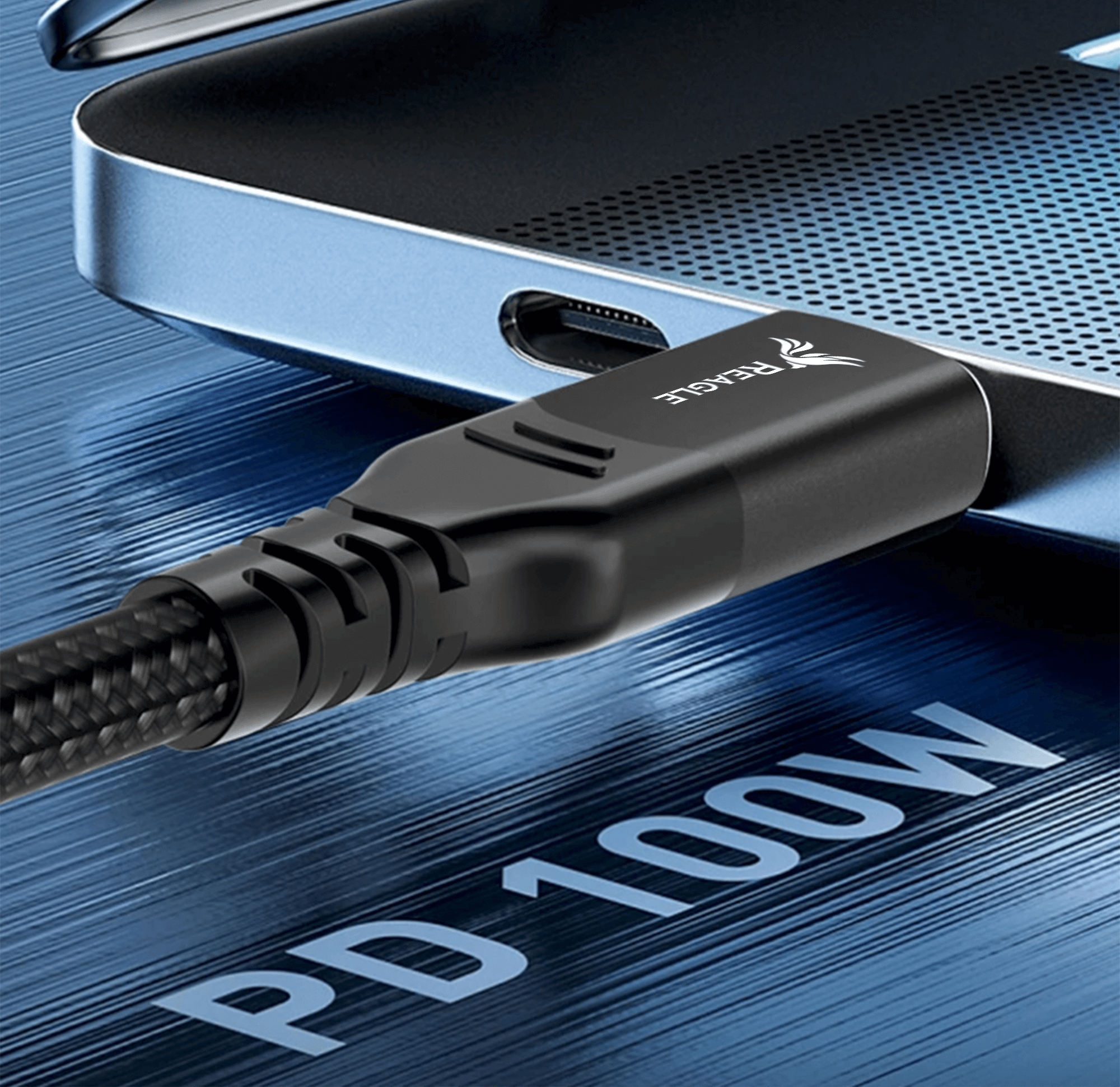 Czarny kabel USB-C podłączony do laptopa. Kabel ma logo i napis "PD 100W".