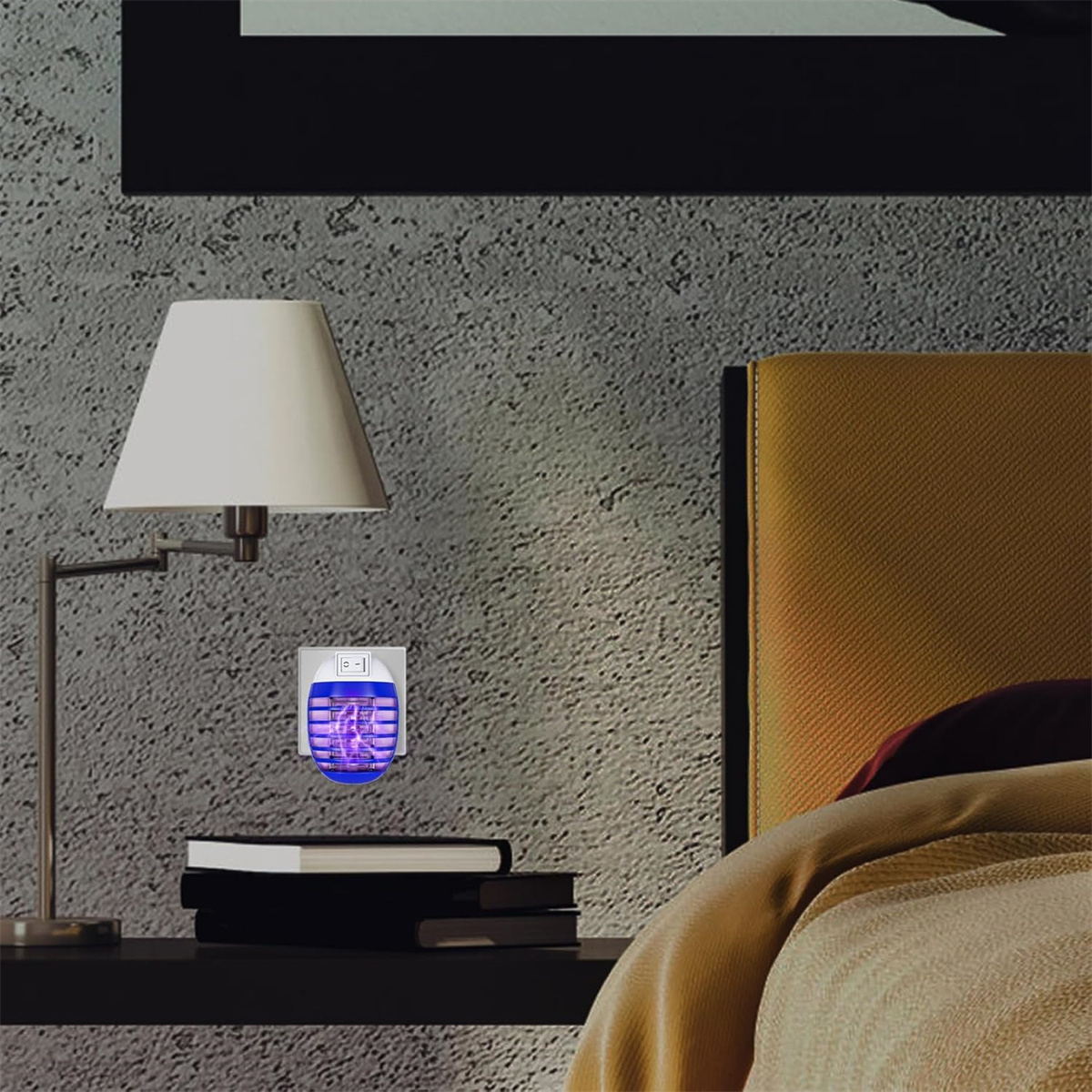Ein Moskitokiller-Gerät auf einem Nachttisch neben einem Bett und einer Lampe.