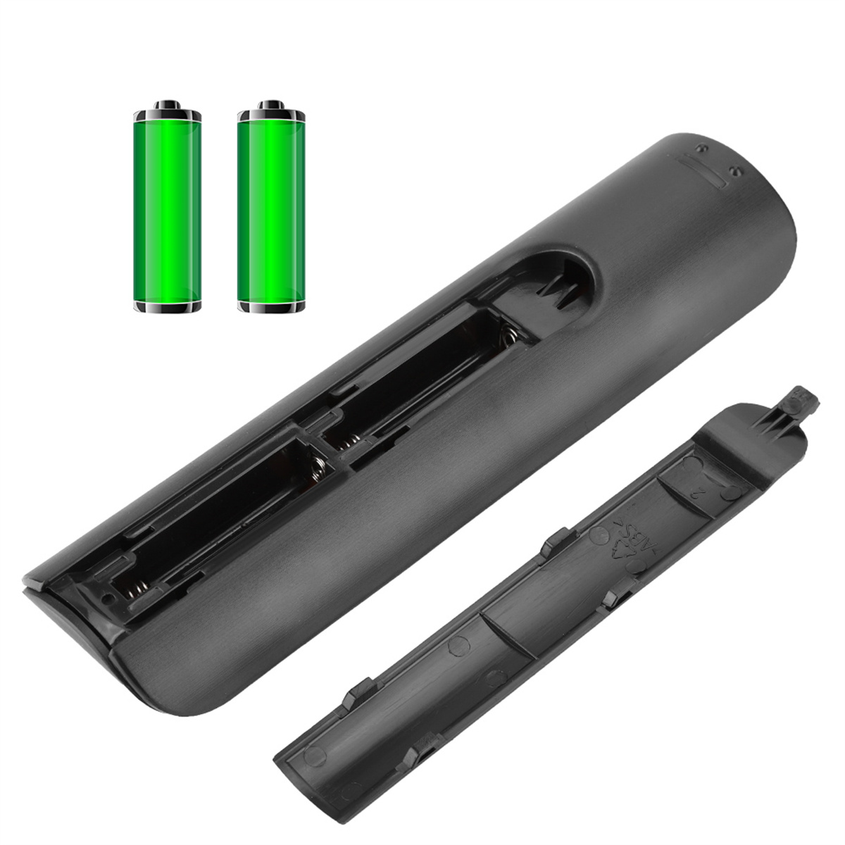 Schwarze Fernbedienung mit offenem Batteriefach und zwei grünen Batterien in der Nähe.